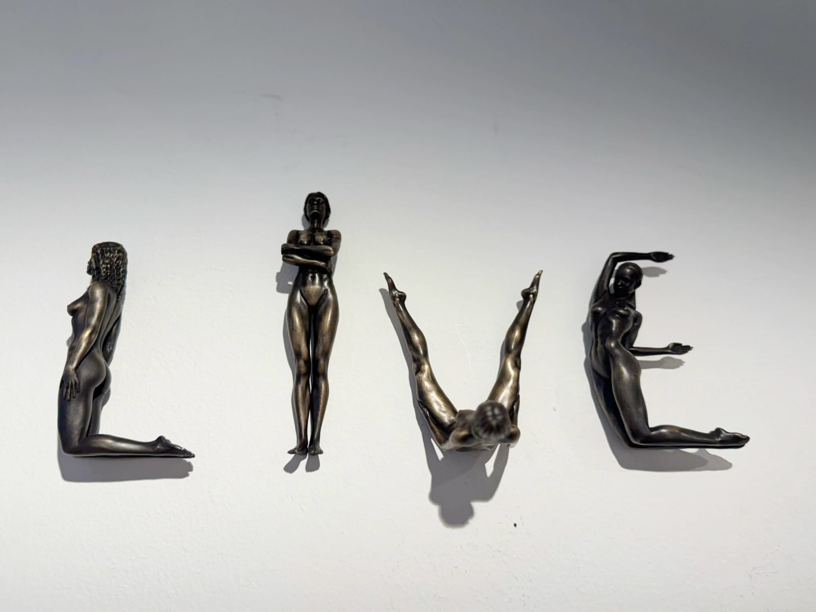 sculpture de lettre vivez votre rêve de Marc de Corte sculpture contemporaine en bronze sculpture de mot poème phrase personnalisée à la galerie Art Yi à Bruxelles