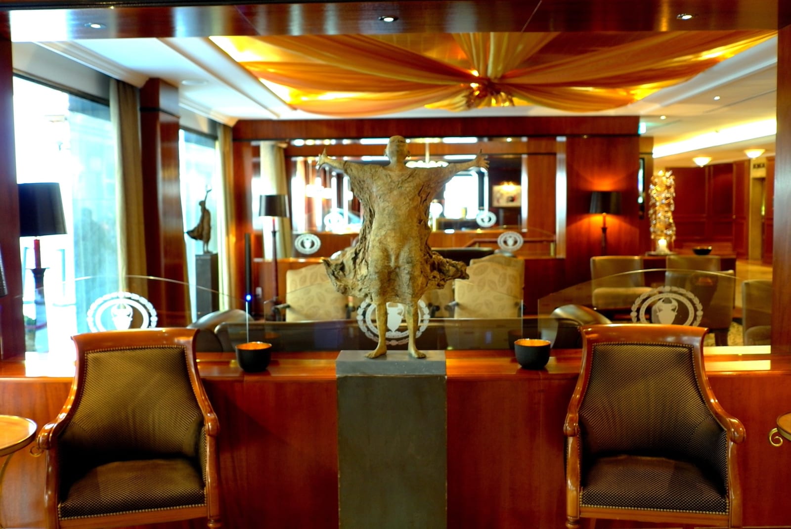 IIXV lieven d'haese contemporary bronze sculpture a boy opening up his arm against wind to embrace a new adventure child sculpture childhood dream sculpture garden sculpture garden art design Art Yi art gallery in brussels