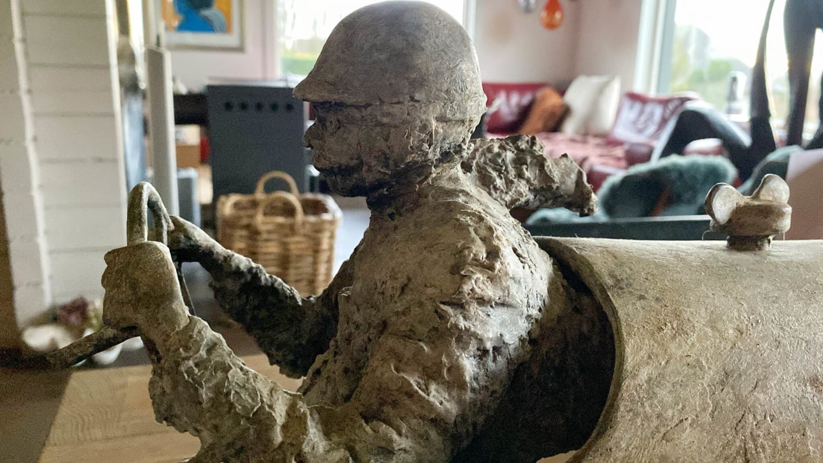 meester van de snelheid racewagen sculptuur van Lieven D'Haese een jongen bestuurt een racewagen hedendaagse sculptuur bronzen sculptuur Art Yi Gallery Brusselse kunstgalerie