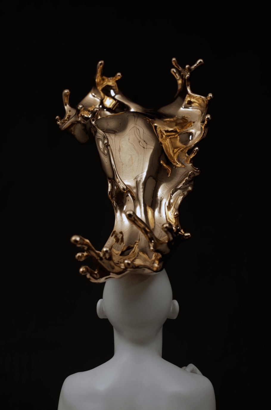 meditatie eigentijds bronzen beeld van Liang binbin witte naakte vrouw met gouden waterkunst