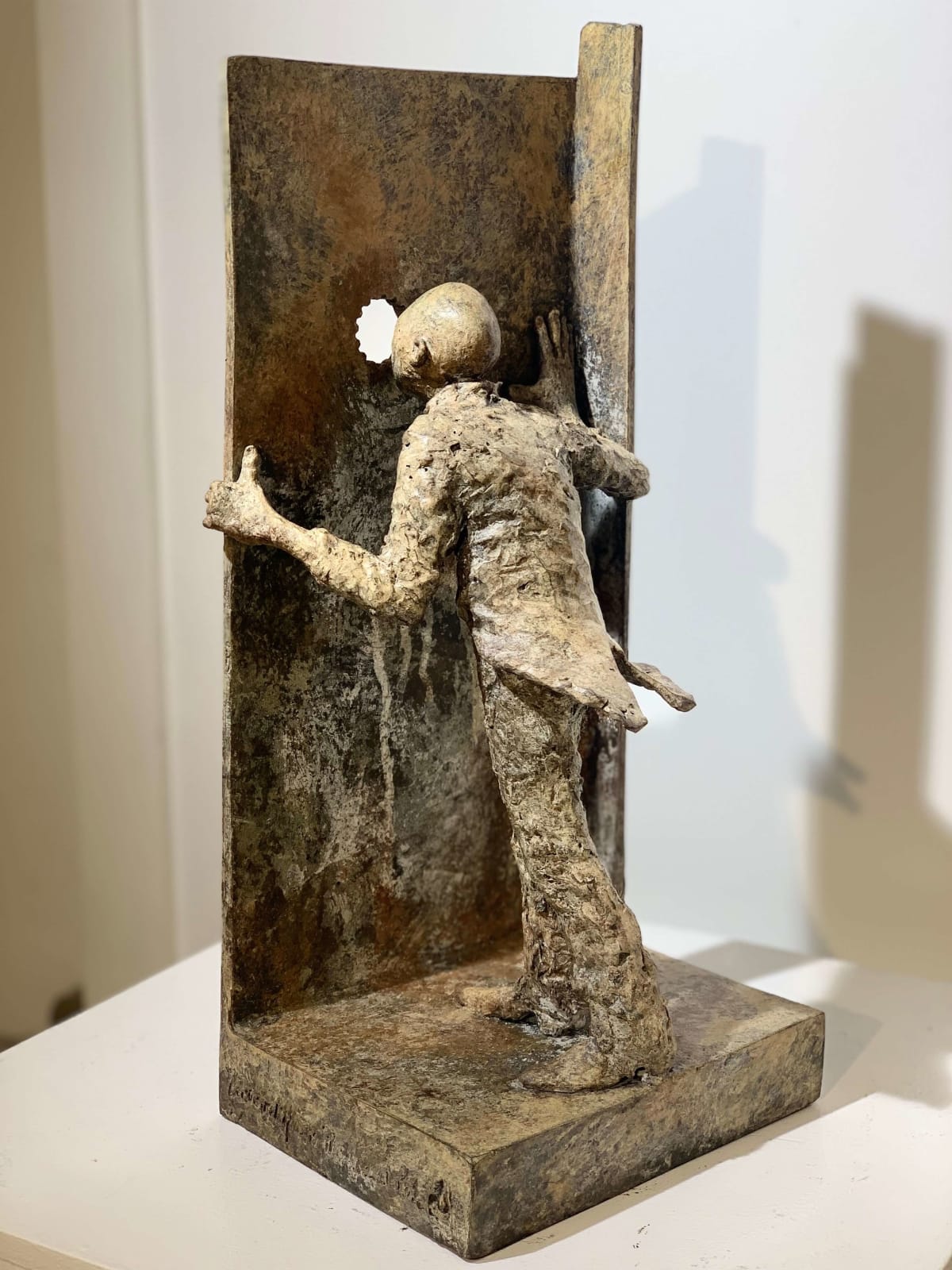 the Special hole lieven d'haese contempoary bronze sculpture art boy watches through a little hole for the future Art Yi gallery Brussels art gallery