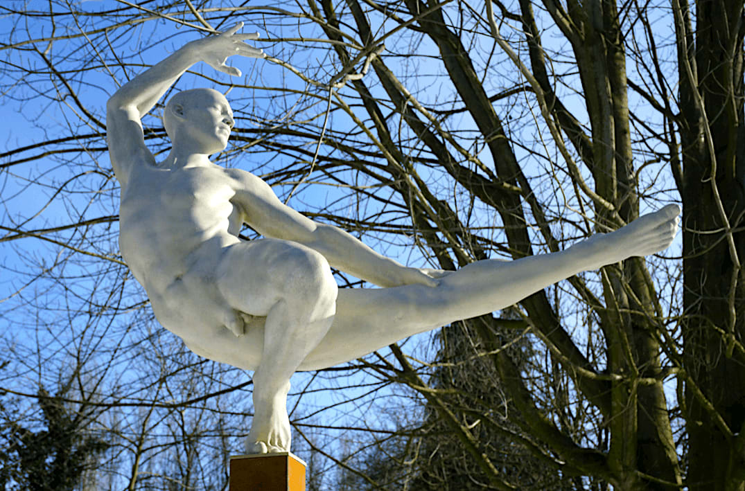The way forward sculpture Marc de Corte sport man sculpture dance sculpture naked human sculpture garden sculpture bronze sculpture contemporary sculpture Art Yi gallery Brussels art gallery