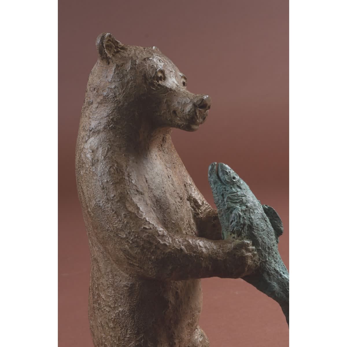 Sophie Verger beer en vis schattige lachende beer sculptuur met een blauwe vis dierensculptuur bronzen sculptuur Art Yi-galerij Kunstgalerij Brussel