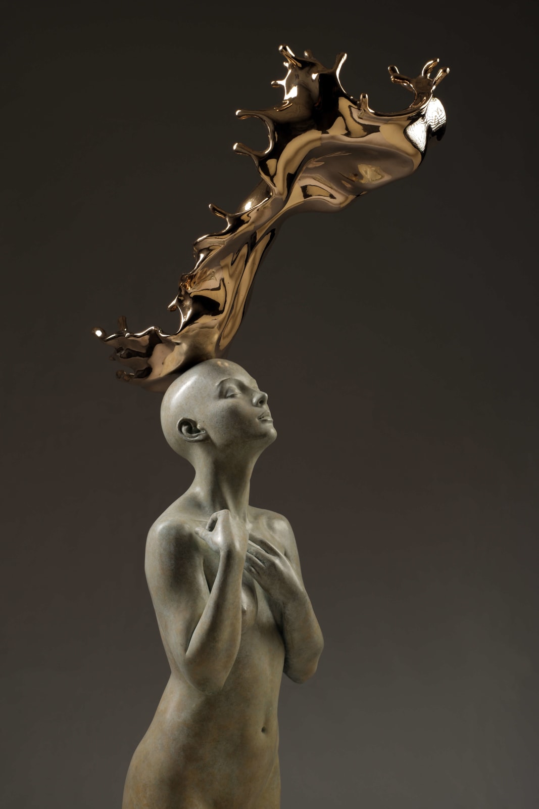 meditatie hedendaagse bronzen sculptuur van Liang binbin mooie vrouw kruist de vingers en bid voor wensen waterkunst Art Yi-galerij Kunstgalerij Brussel