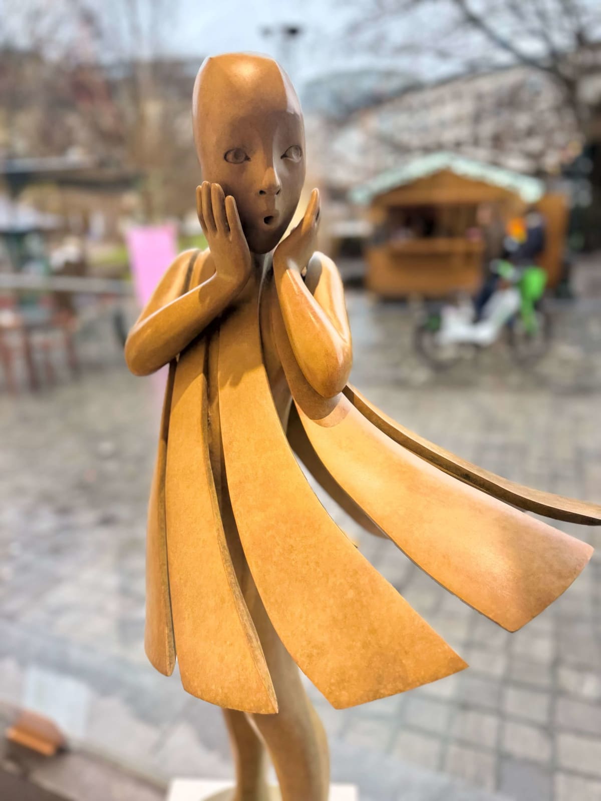 Ange passe Isabel Miramontes sculpture de danseuse sculpture monumentale sculpture de jardin sculpture contemporaine en bronze une belle fille surprise de sa robe soufflée par le vent Galerie Art Yi Galerie d'art de Bruxelles