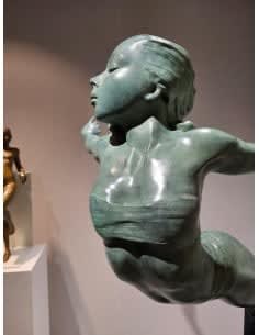 Höhere Erwartungen II Marc de Corte Skulptur einer tanzenden Frau Tanzskulptur Mädchenskulptur Gartenskulptur Bronzeskulptur zeitgenössische Skulptur Art Yi Galerie Brüsseler Kunstgalerie