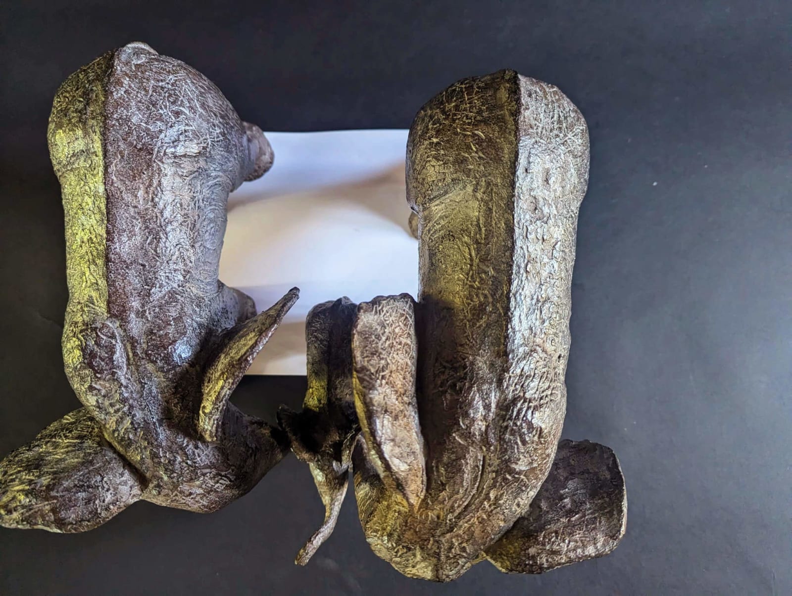 Between father and mother sculpture Sophie Verger animal sculpture elephant collection elephant familly contemporary sculpture two elephant parents protect and walk togther with their little elephant baby together art collection elephant collection Art Yi gallery Brussels art gallery