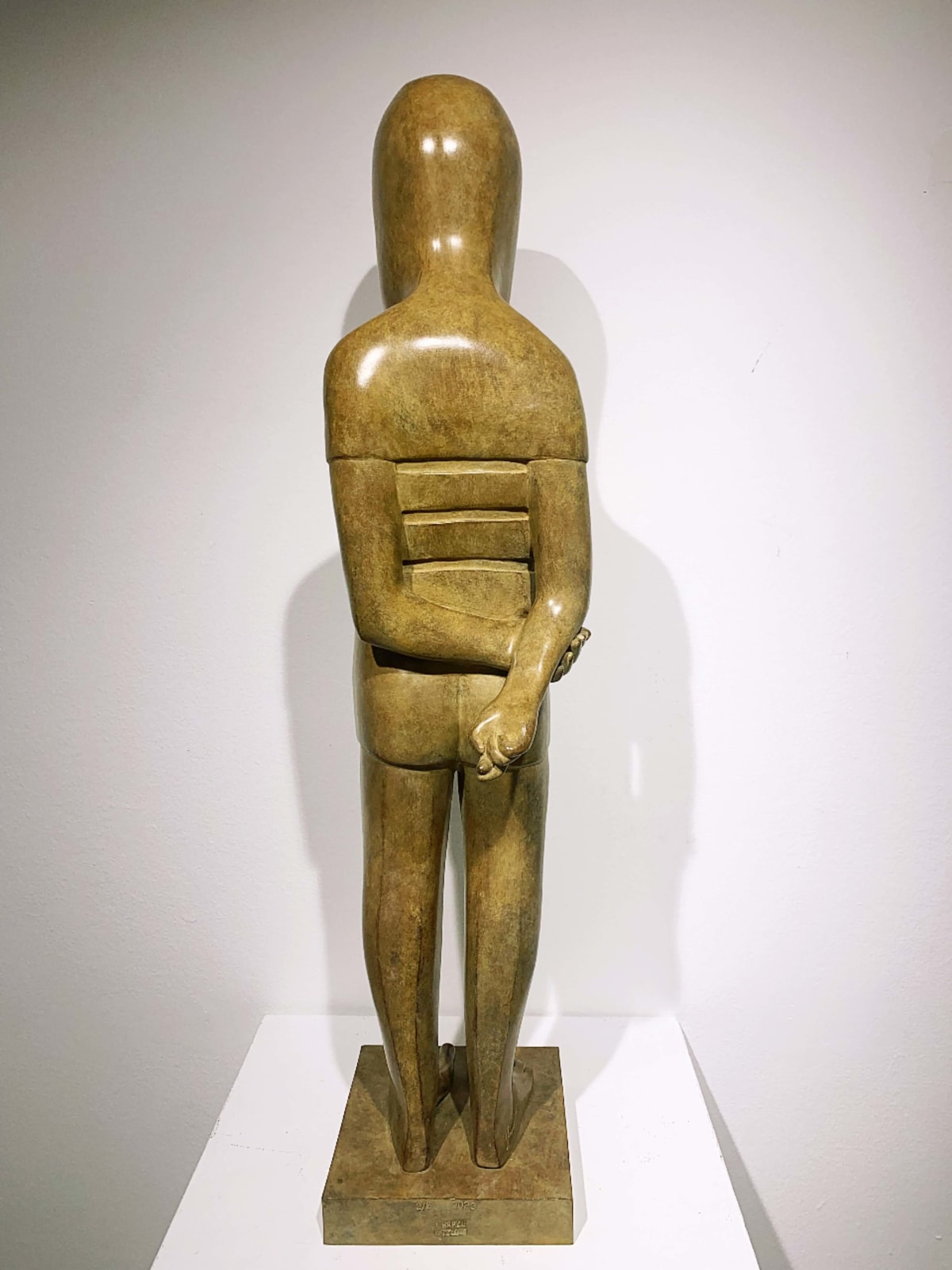 The little man Isabel Miramontes good cute boy sculpture standing boy with figures up figurative sculpture contemporary sculpture art Art Yi gallery Brussels art gallery
