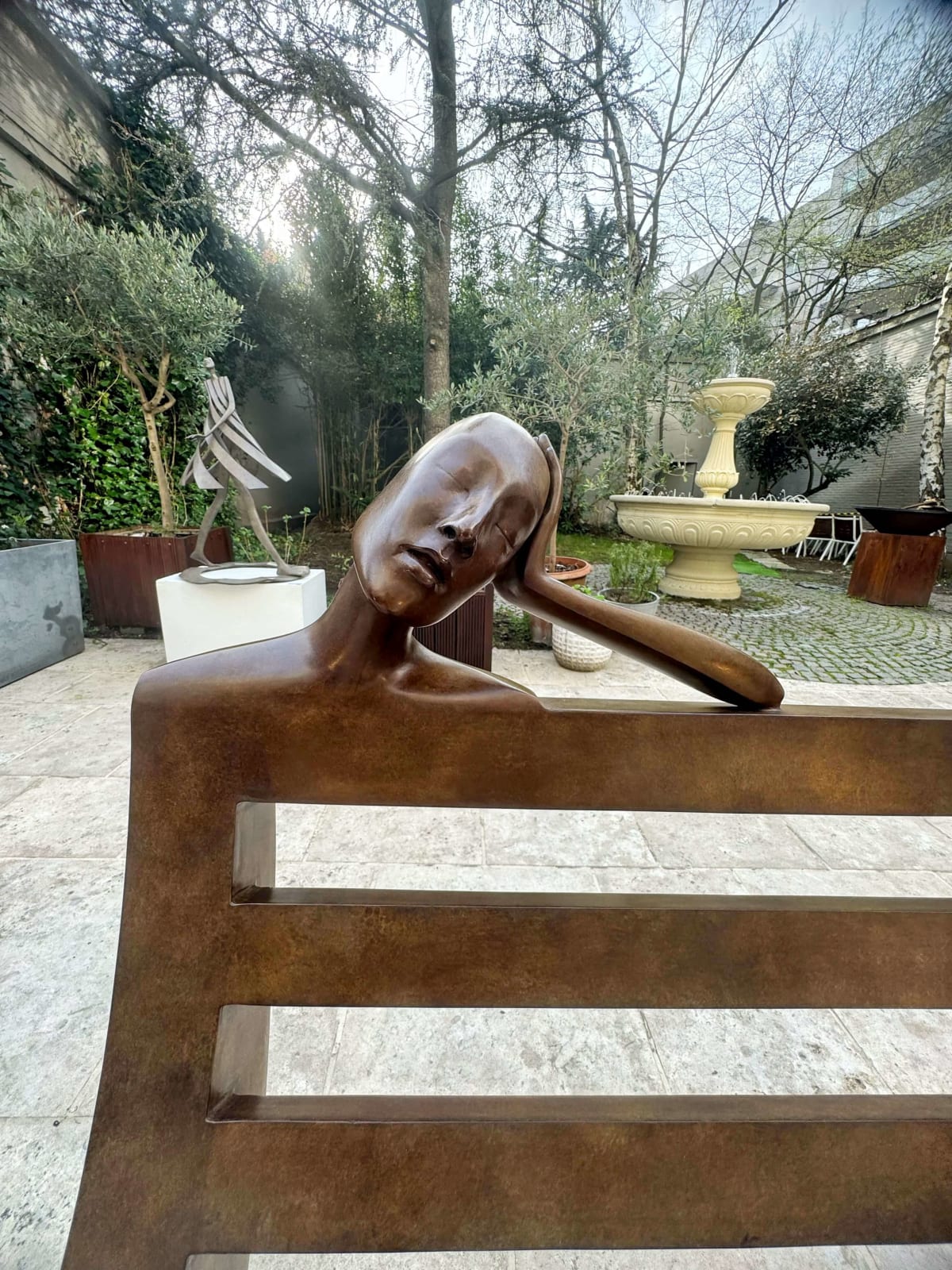 Daydream banksculptuur Isabel Miramontes monumentaal bronzen sculptuur voor tuinsculptuur tuinontwerp tuinkunst exterieurontwerp in Hotel Barsey by Warwick in Brussel Art Yi-galerij Kunstgalerij Brussel