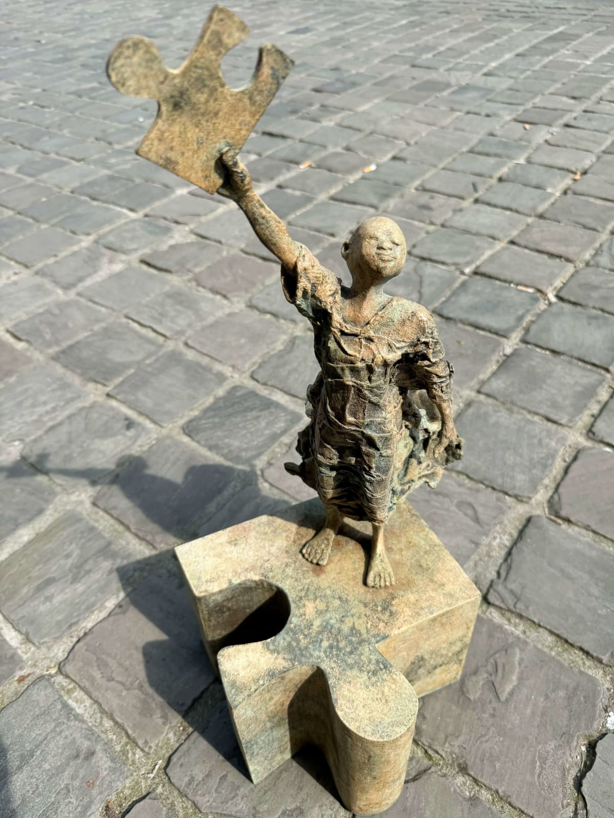 Eureka sculptuur Lieven D'Haese kind dromend puzzel vasthoudend en vind de ster in de lucht hedendaagse sculptuur bronzen sculptuur figuratieve sculptuur Art Yi gallery Brussel