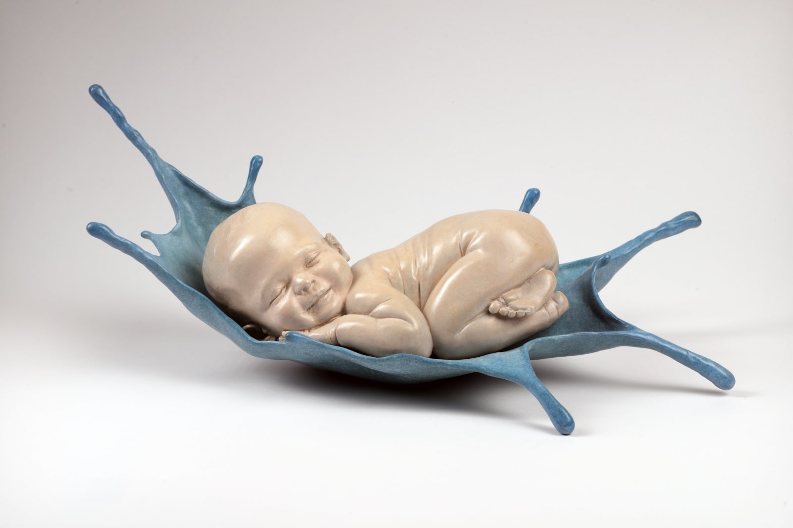 zoete dromen babysculptuur Liang Binbin schattige baby slaapt op blauw water bronzen beeld hedendaagse beeldhouwkunst Art Yi-galerij Kunstgalerij in Brussel