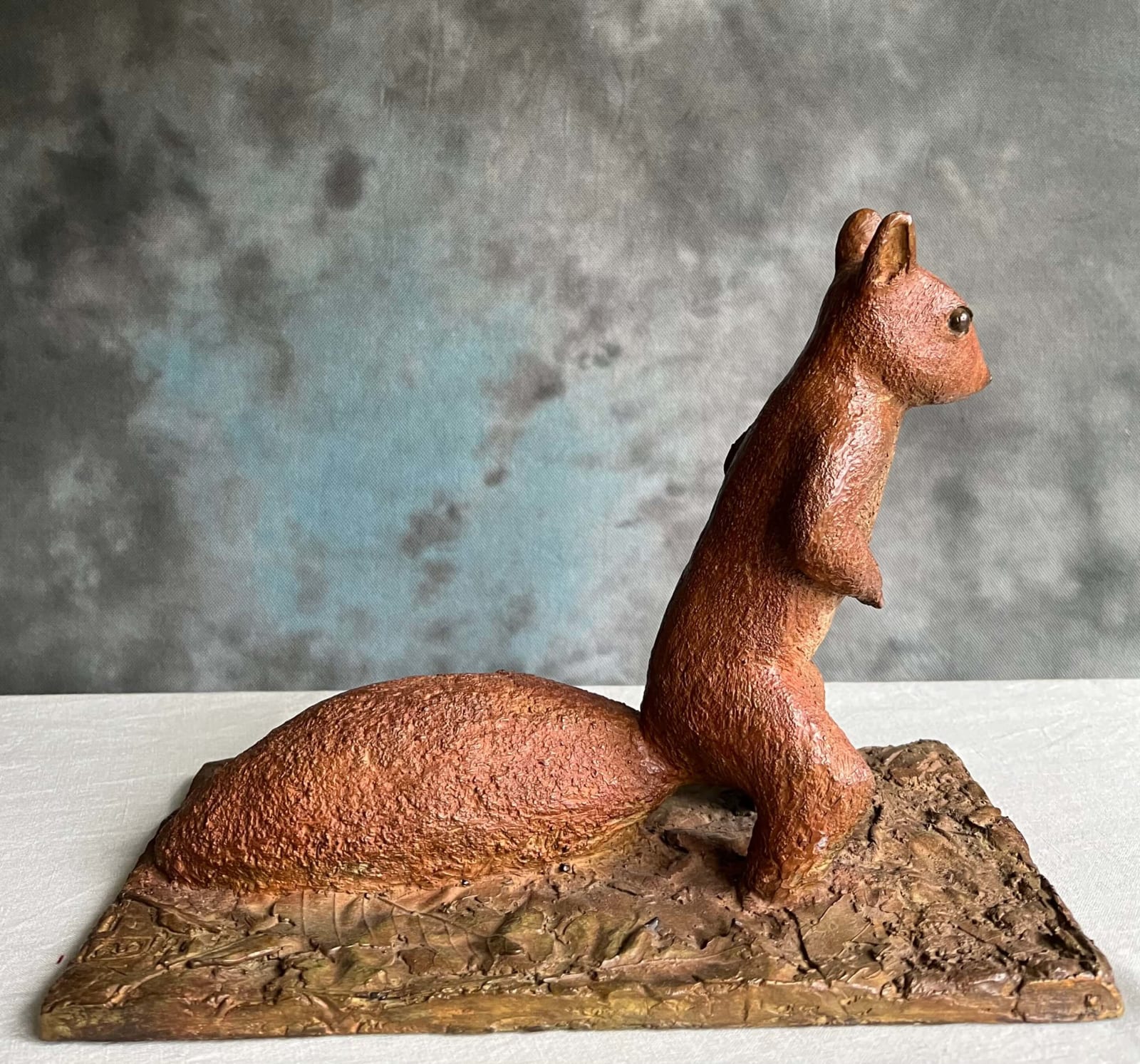 On the lookout squirrel sculpture sylvie debray Gaudissart contemporary bronze animal sculpture an adorable squirrel art gallery Brussels Belgium art yi