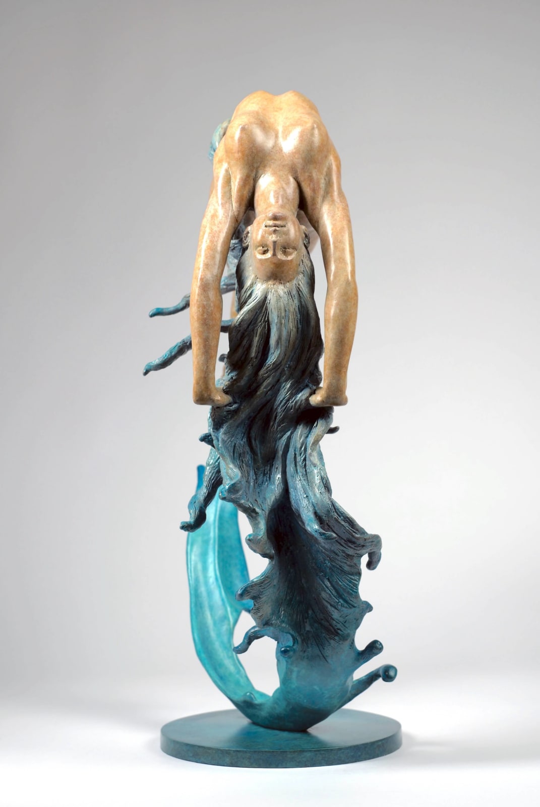 Herz des Horizonts Liang Binbin zeitgenössische Skulptur Bronzeskulptur eine schwimmende Frau Skulptur springt in einen Wasserkreis, der mit der blauen Aquawelle und dem Meer eine Herzform der Liebe bildet Skulptur Wasserskulptur Art Yi-Galerie Brüsseler Kunstgalerie