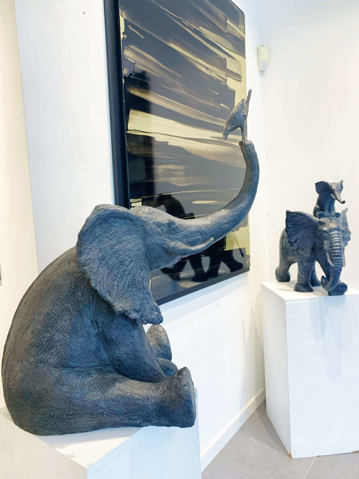 schattige gelukkige olifant in tuin met vogel hedendaagse bronzen sculptuur tuin interieur ontwerp sophie verger art gallery brussel