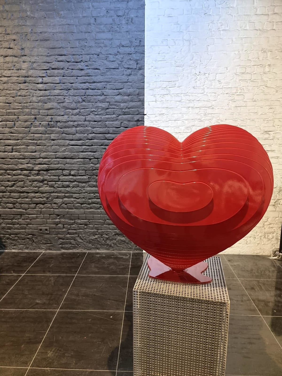 eros coeur rouge sculpture jean paul kala sculpture contemporaine sculpture de jardin art de jardin conception de jardin sculpture en aluminium design d'intérieur art de la maison Galerie Art Yi Galerie d'art de Bruxelles