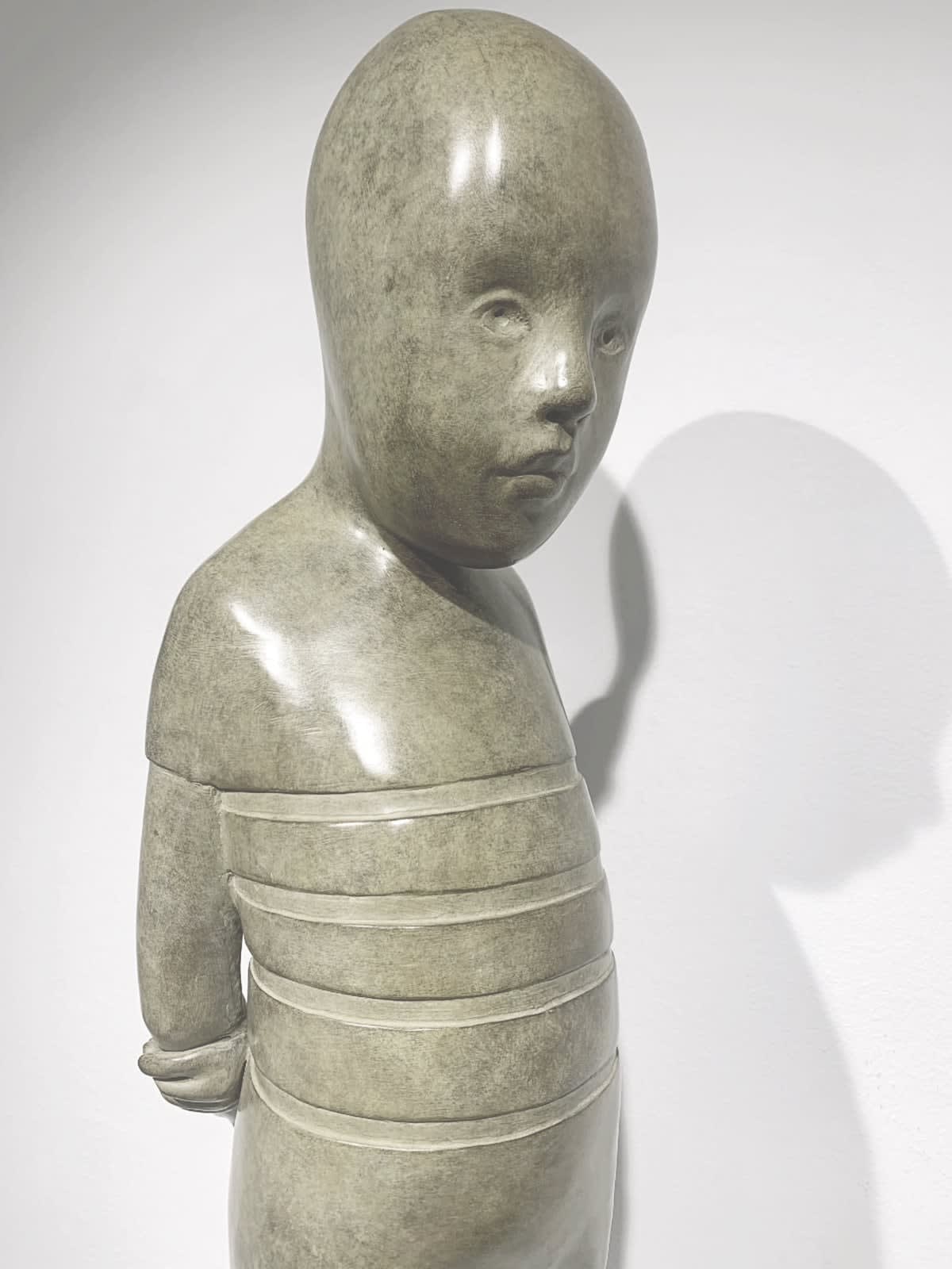 The little man Isabel Miramontes good cute boy sculpture standing boy with figures up figurative sculpture contemporary sculpture art Art Yi gallery Brussels art gallery