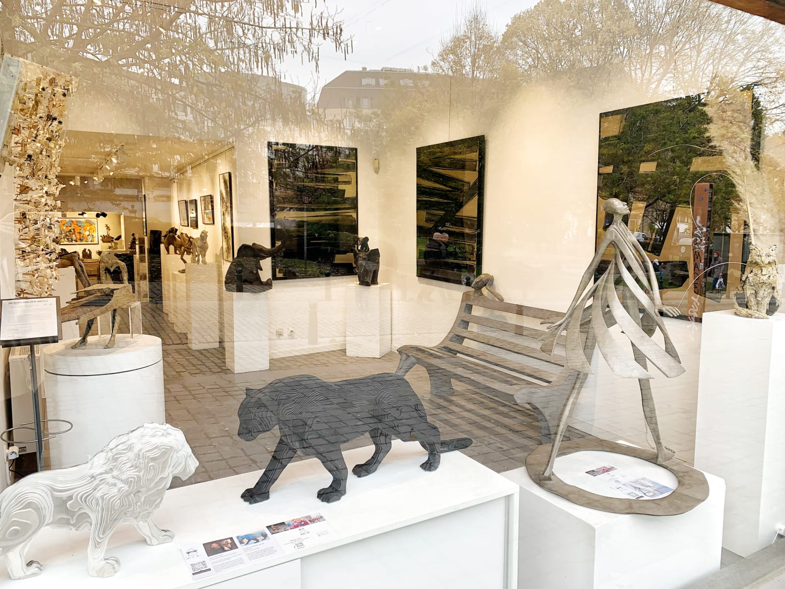 primavera lente mooi meisje in haar draaiende jurk abstract eigentijds brons tuinbeeld monumentaal beeldhouwwerk isabel miramontes tuindecoratie ontwerp kunst yi galerij brussel