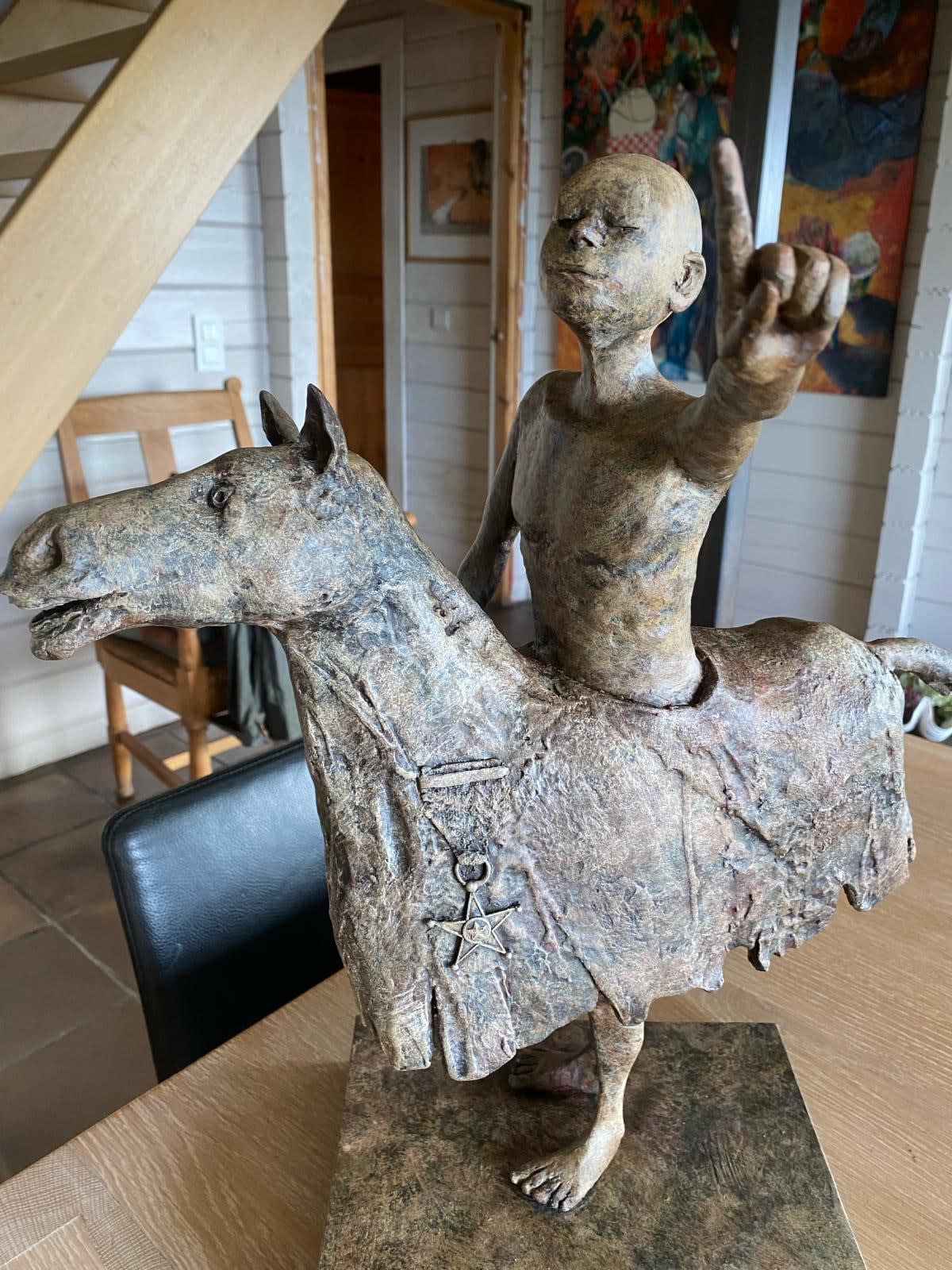 Das Pferd Sui lacht Lieven d'Haese Bronzeskulptur Jungenskulptur auf Pferd zeitgenössische Ritterskulptur Traum Afrikanische Skulptur Innenarchitektur Art Yi Galerie Brüsseler Kunstgalerie