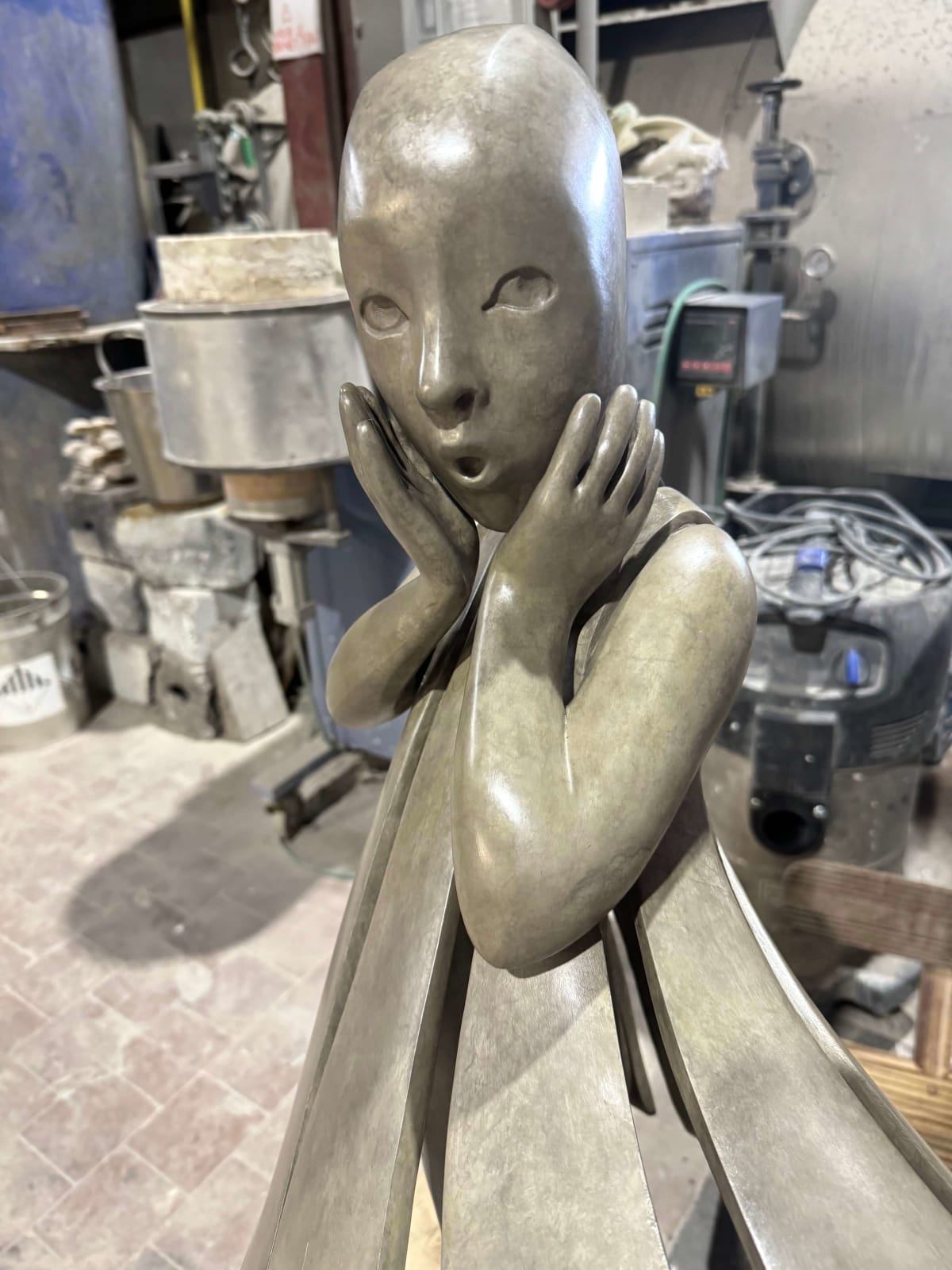 Angel passes Isabel miramontes dancing girl sculpture monumental sculpture garden sculpture contemporary bronze sculpture a beautiful girl in surprise of her dress blows up by wind Art Yi gallery Brussels art gallery