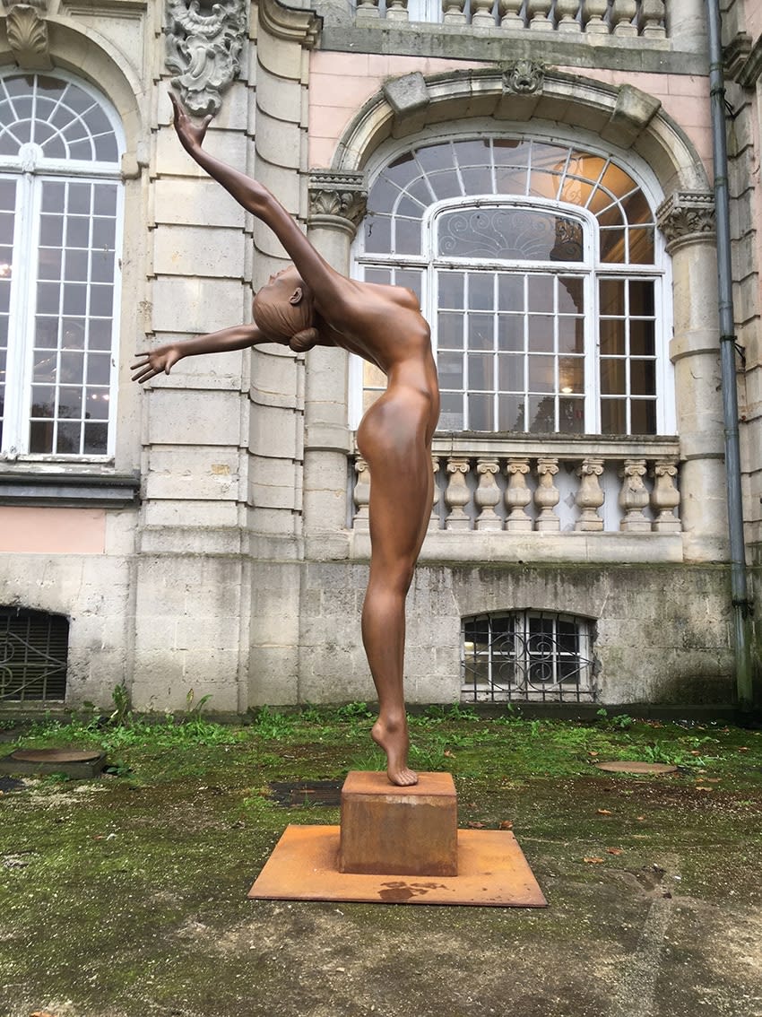 Shake it all off Marc de Corte dancing woman sculpture dance sculpture girl sculpture garden sculpture bronze sculpture contemporary sculpture Art Yi gallery Brussels art gallery