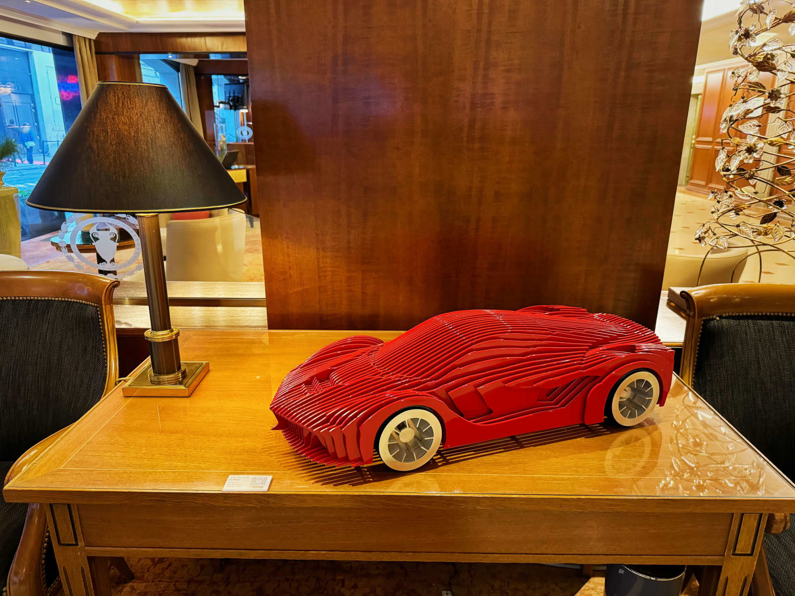 La Ferra, roter Ferrari, zeitgenössische Autoskulptur, Luxusautosammlung, Autoskulptur, Rennwagenmodell, Metallkunst, Jean Paul Kala, Art Yi Gallery, Brüssel