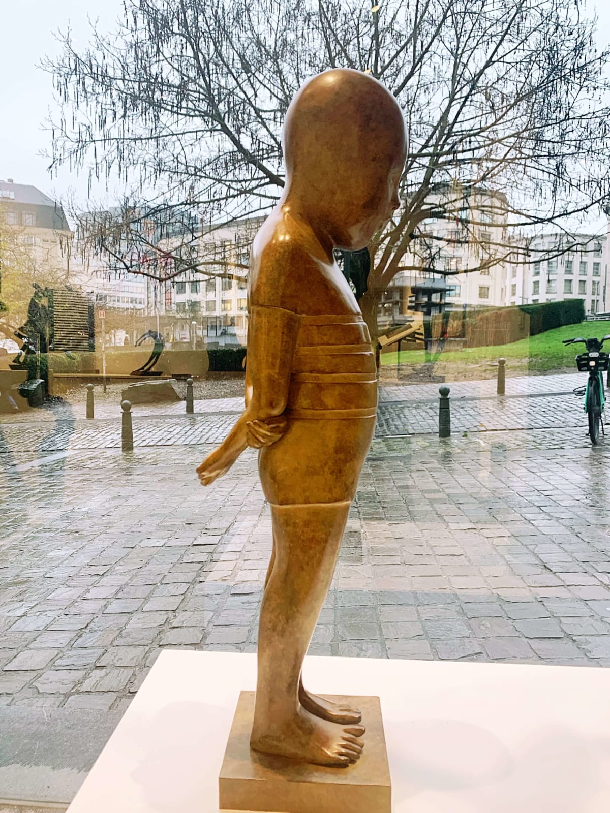Het mannetje Isabel Miramontes braaf schattig jongensbeeld staande jongen met figuren omhoog figuratief beeld hedendaagse beeldhouwkunst Art Yi-galerij Kunstgalerij Brussel