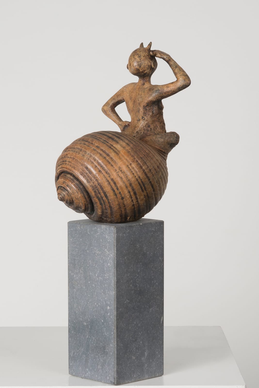 Slak lieven d'haese hedendaagse bronzen sculptuur slak sculptuur dier sculptuur kind sculptuur kindertijd vliegende sculptuur Art Yi kunstgalerie in brussel