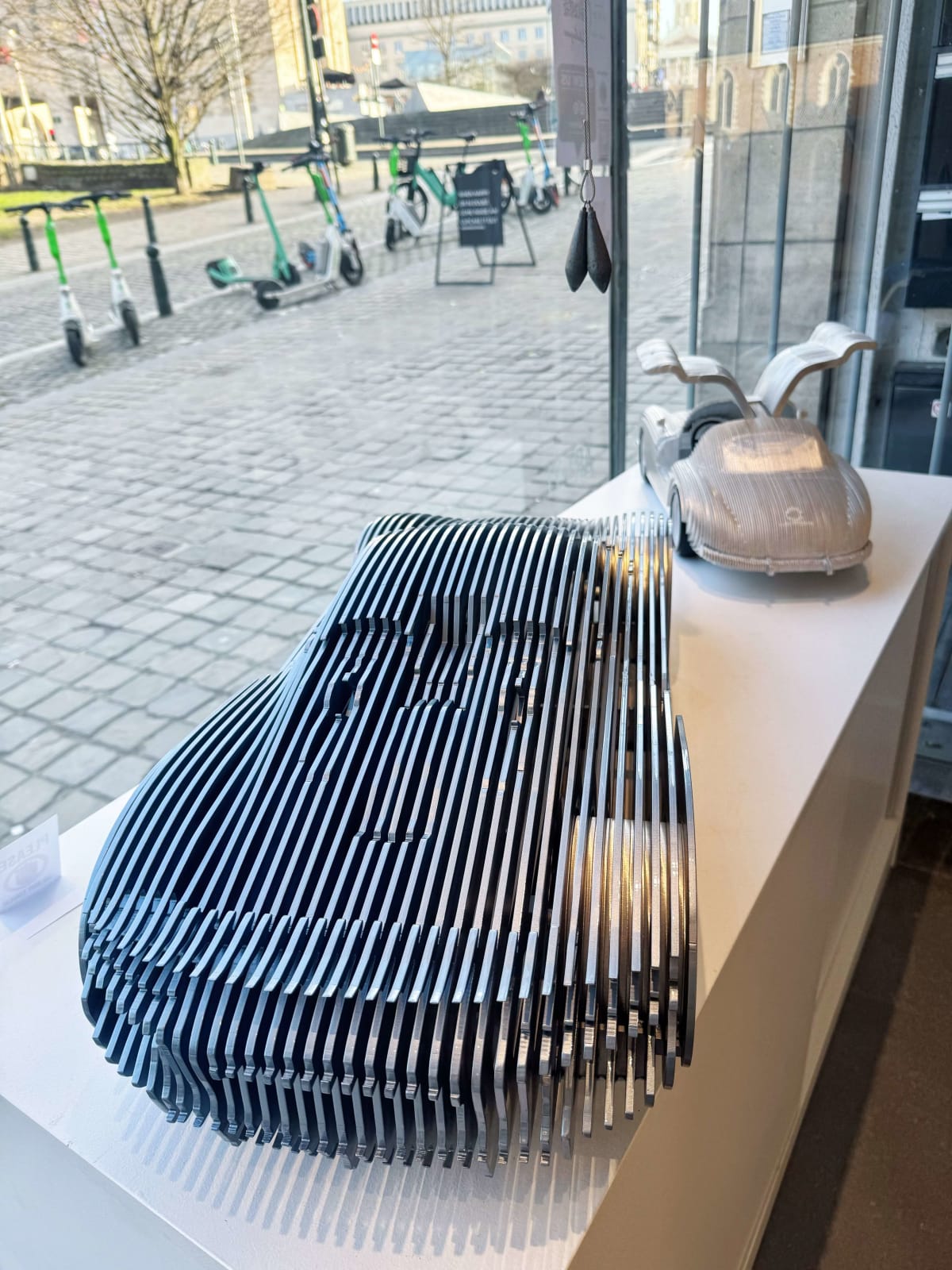 Porsche fancy blauwe raceauto sculptuur Jean Paul Kala hedendaagse sculptuur autoliefhebber Art Yi-galerij Kunstgalerij Brussel