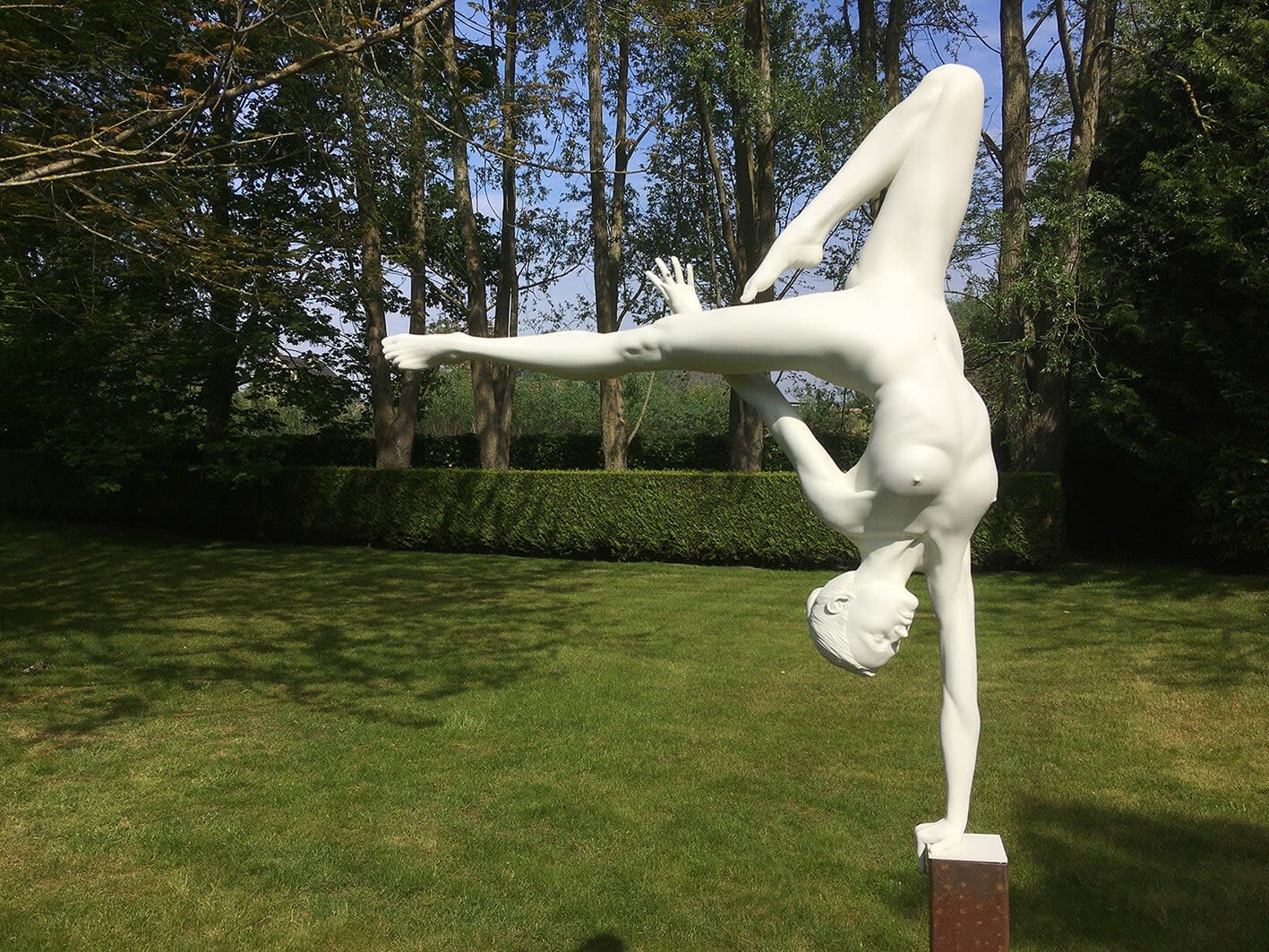 Vrije manieren van zijn Marc de Corte dansende vrouw sculptuur meisje sculptuur koppel dans sculptuur naakt menselijke sculptuur tuinsculptuur bronzen sculptuur hedendaagse beeldhouwkunst Art Yi-galerij Kunstgalerij Brussel
