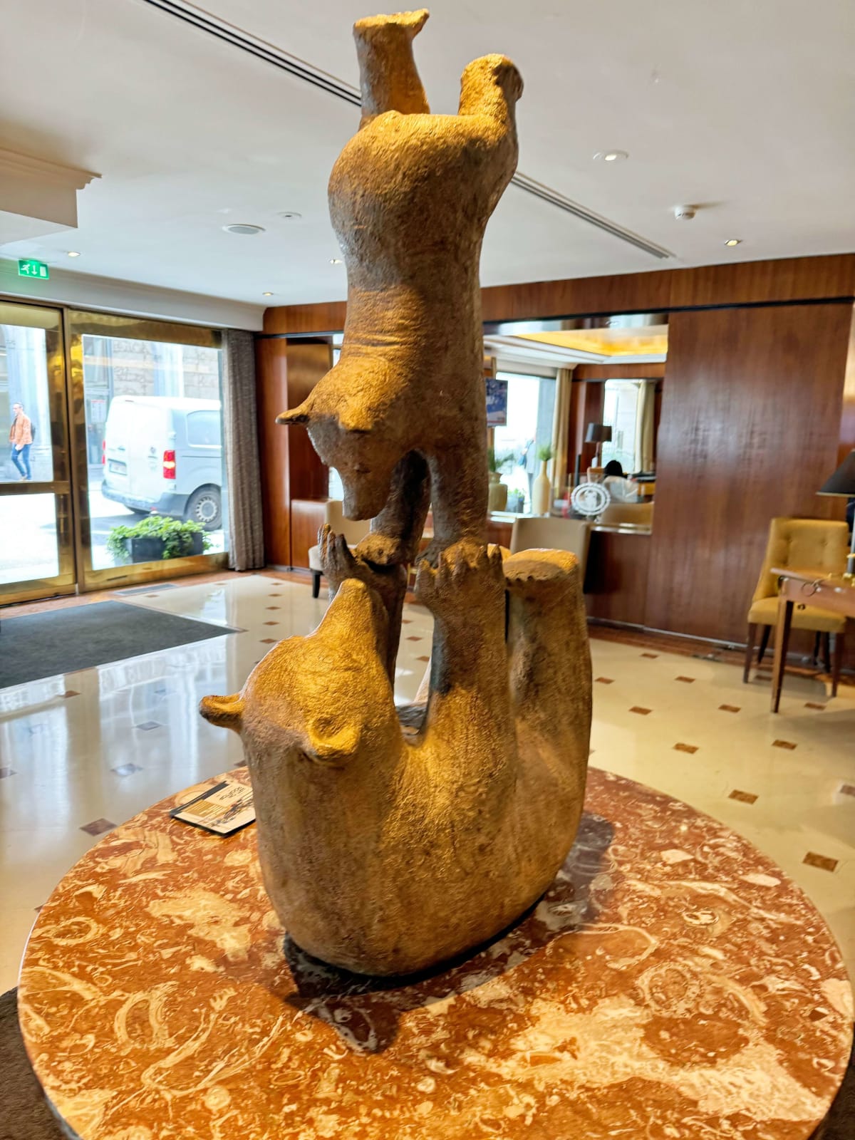 grote beer en zijn welp monumentale beersculptuur beercollectie tuinsculptuur eigentijds bronzen dierensculptuur sophie verger kunst yi kunstgalerij brussel