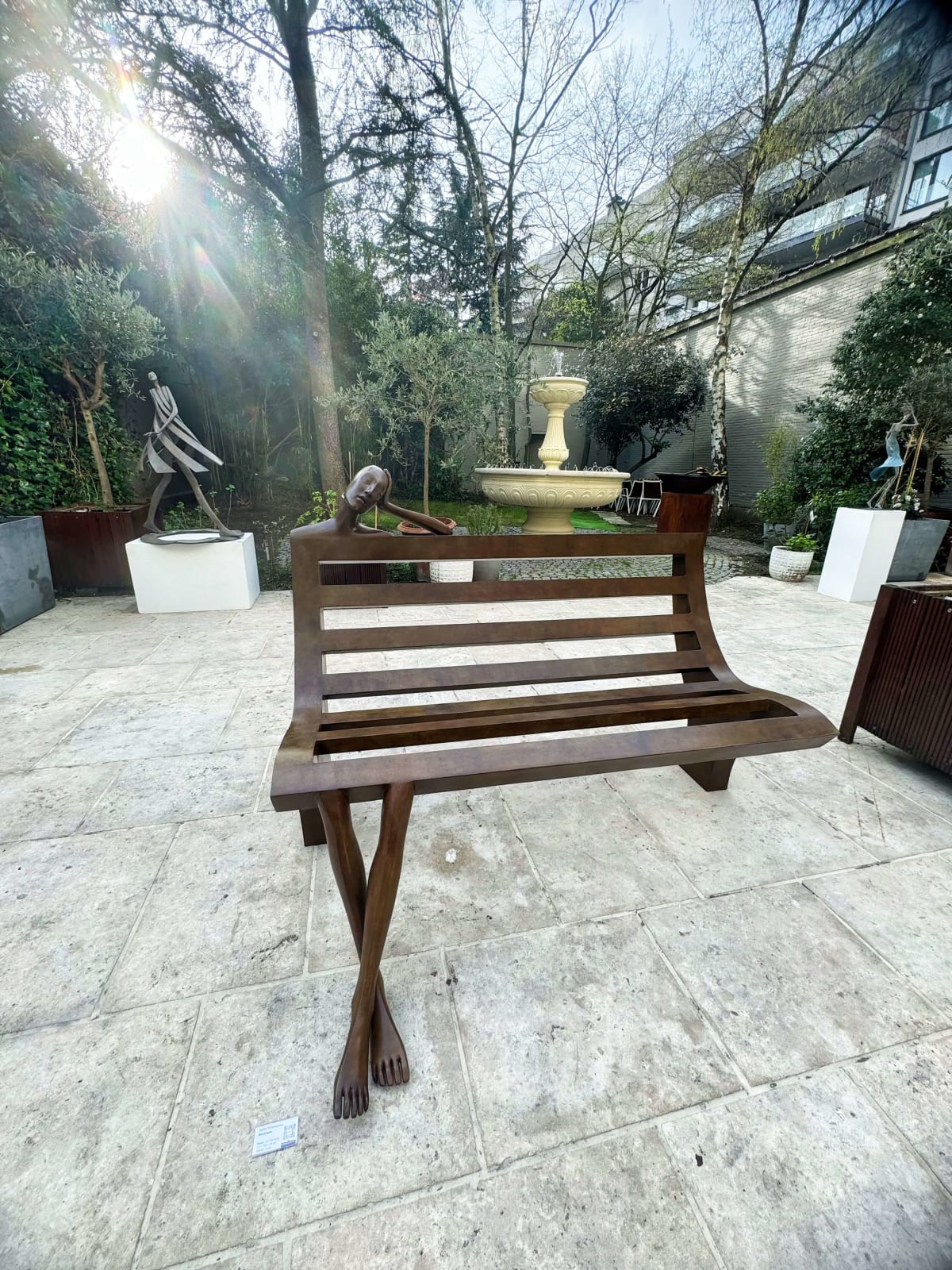 Sculpture de banc Daydream Isabel Miramontes sculpture monumentale en bronze pour sculpture de jardin design de jardin art de jardin design extérieur à l'hôtel Barsey de Warwick à Bruxelles Galerie Art Yi Galerie d'art de Bruxelles