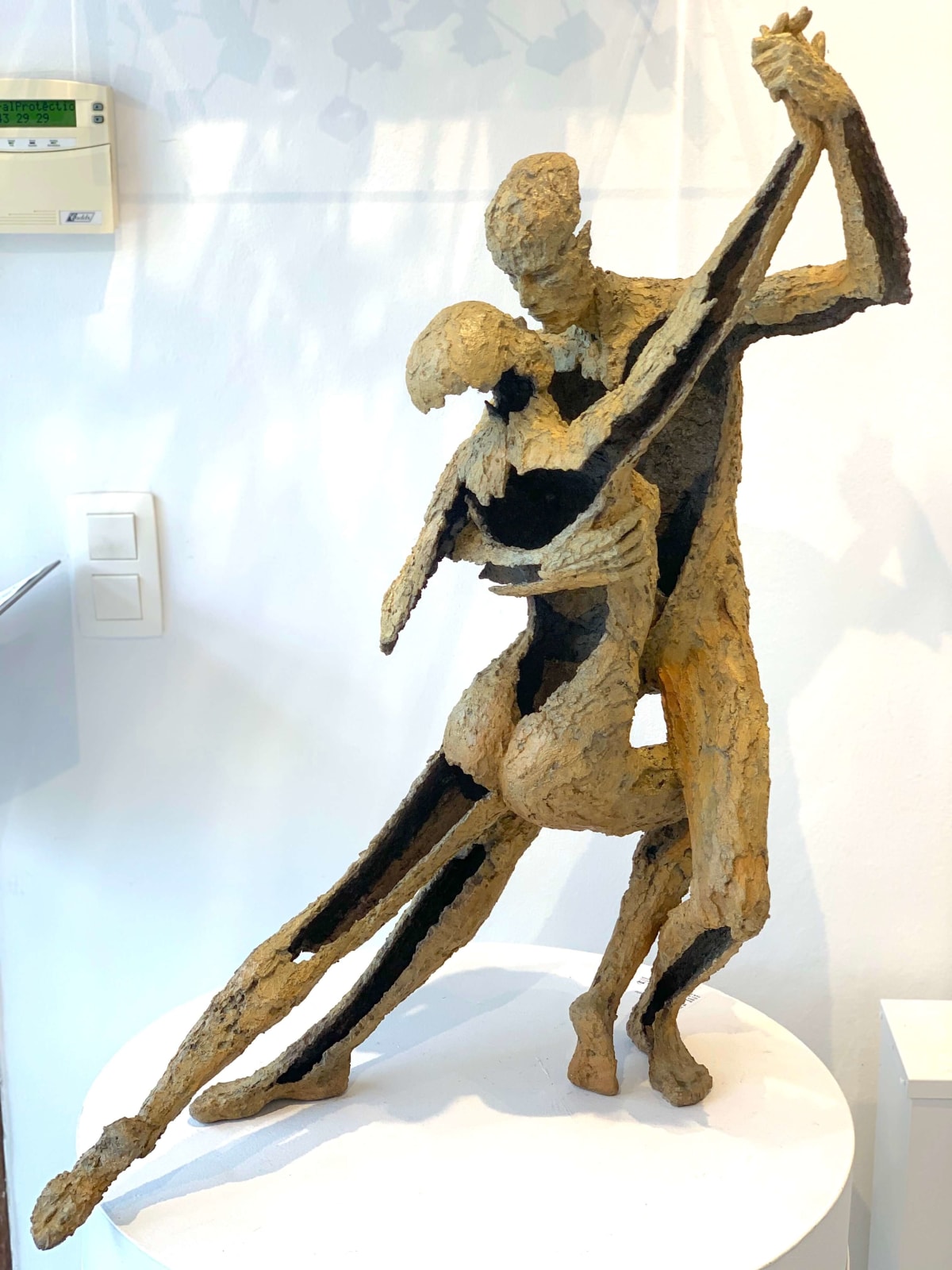 een verliefd stel danst tangosculptuur jacques van den abeele kunstgalerie in brussel