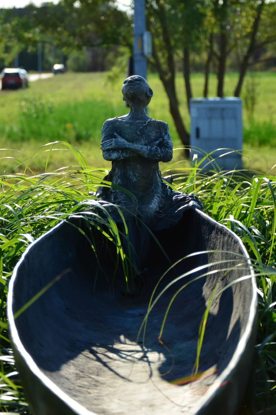 Monumentale bronzen bootsculptuur van Lieven D'Haese voor watertuinsculptuur, hedendaagse beeldhouwkunst in de Art Yi-galerij in Brussel.