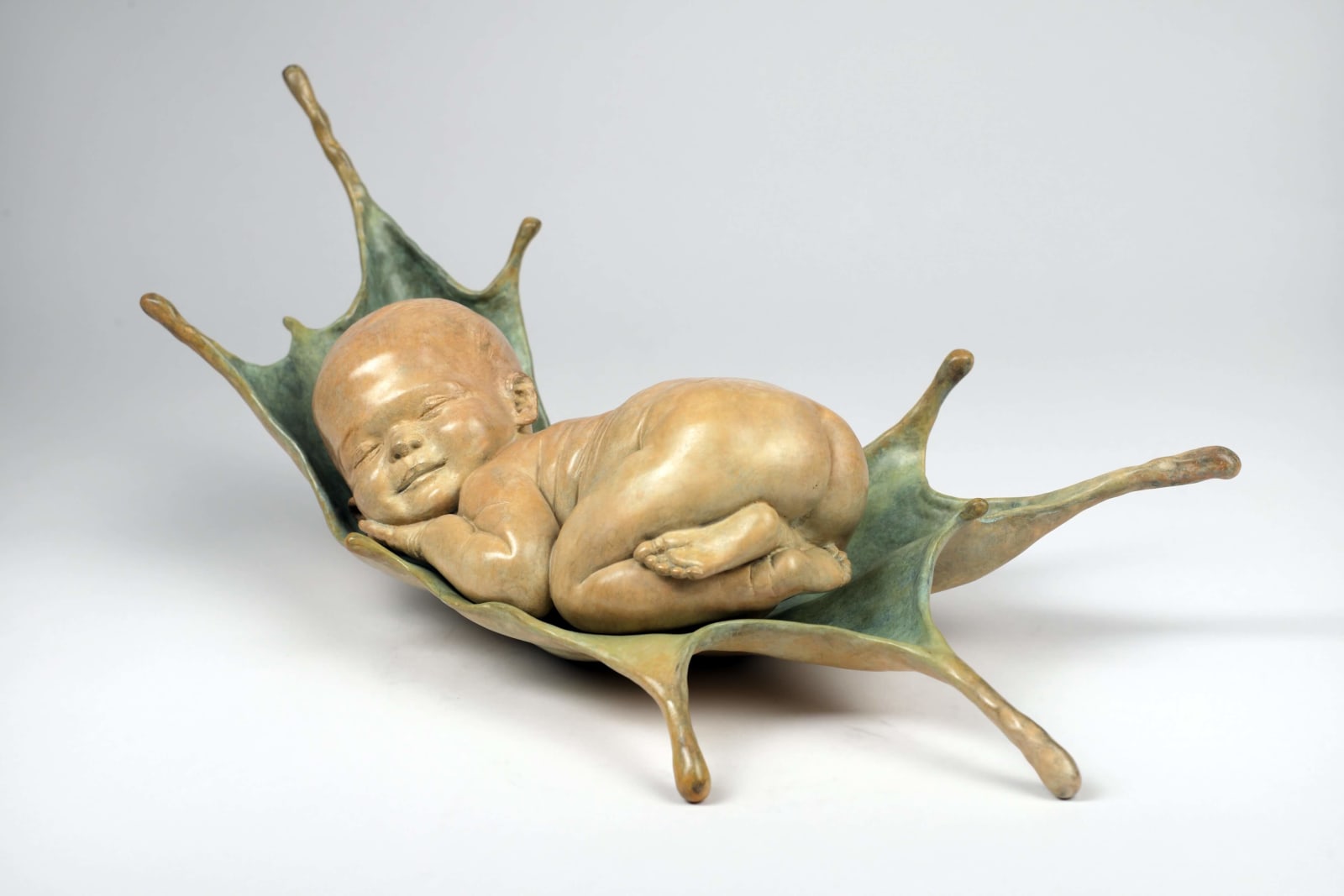 doux rêves bébé sculpture Liang Binbin mignon bébé dormant sur l'eau bleue sculpture en bronze sculpture contemporaine Galerie Art Yi Galerie d'art de Bruxelles