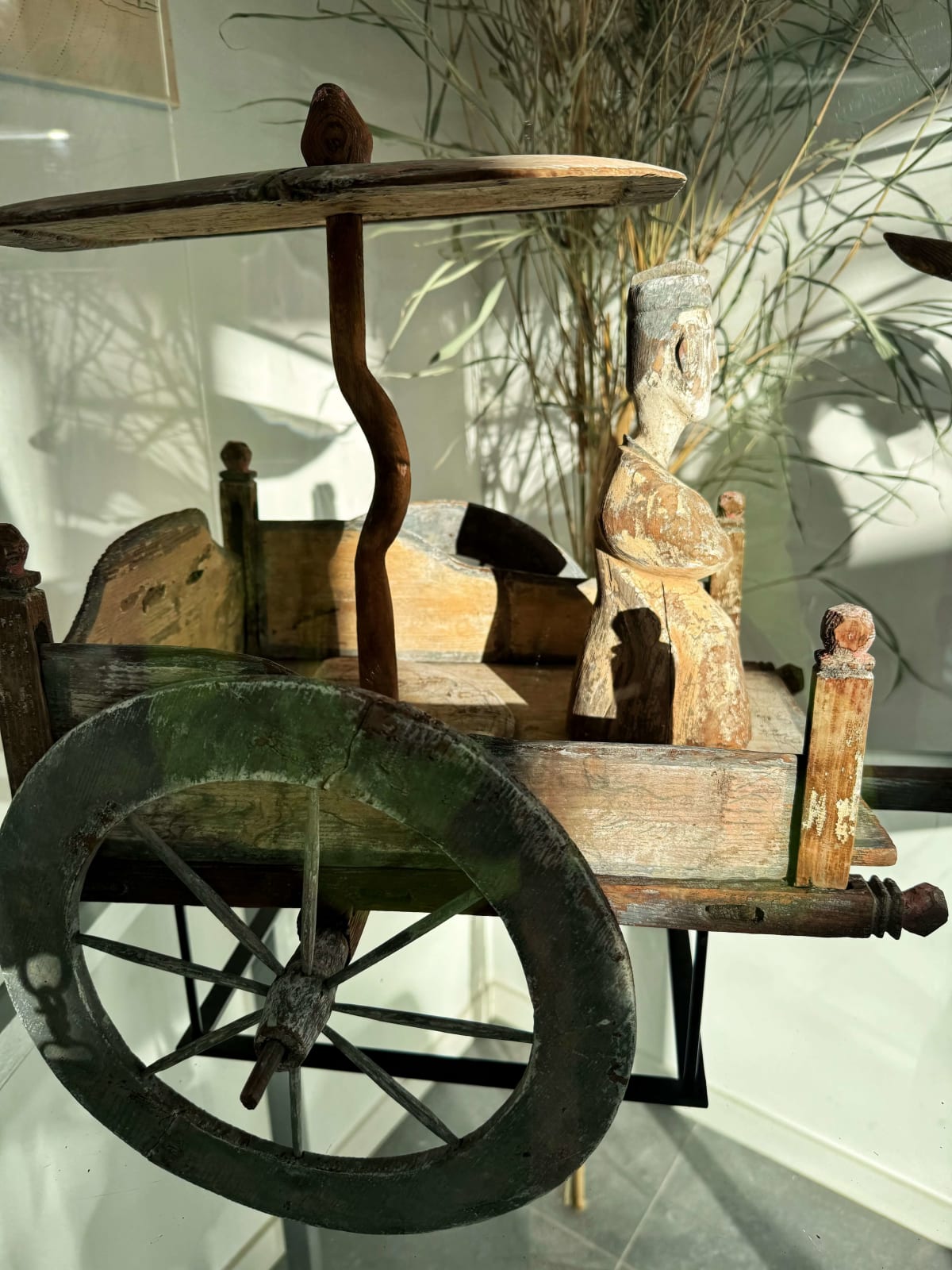 Chinees antiek Han-dynastie drakenpaard en houten wagenpaardenwagen Art Yi-galerij Kunstgalerij in Brussel