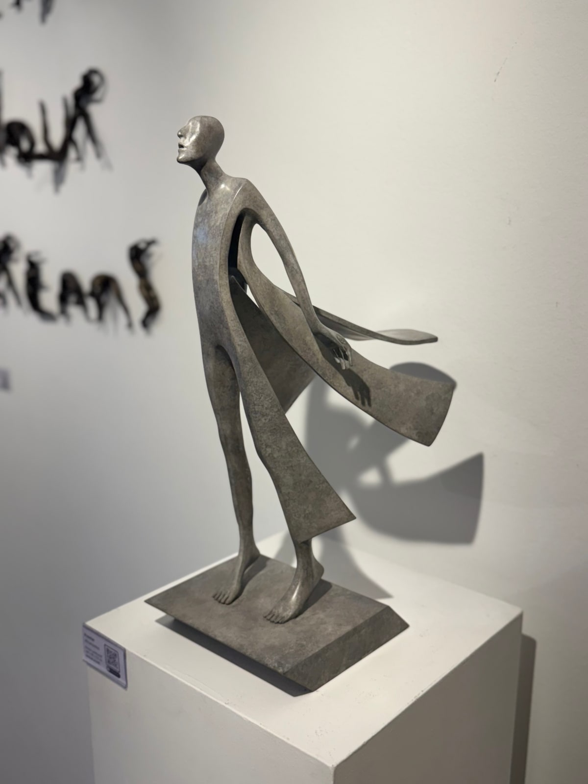 promise new contemporary sculpture of Isabel Miramonte bronze sculpture woman sculpture mother sculpture a woman in the wind in front of a sea Art Yi gallery Brussels art gallery