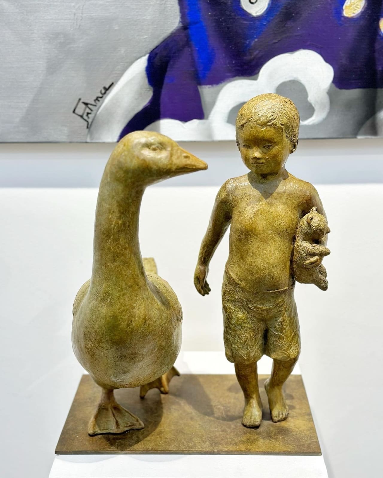 Sylvie Gaudissart Kindersculptuur hedendaagse sylvie debray Gaudissart dierensculptuur in brons een jongen die met een grote gansvriend wandelt kunstgalerie van brussel belgische art yi