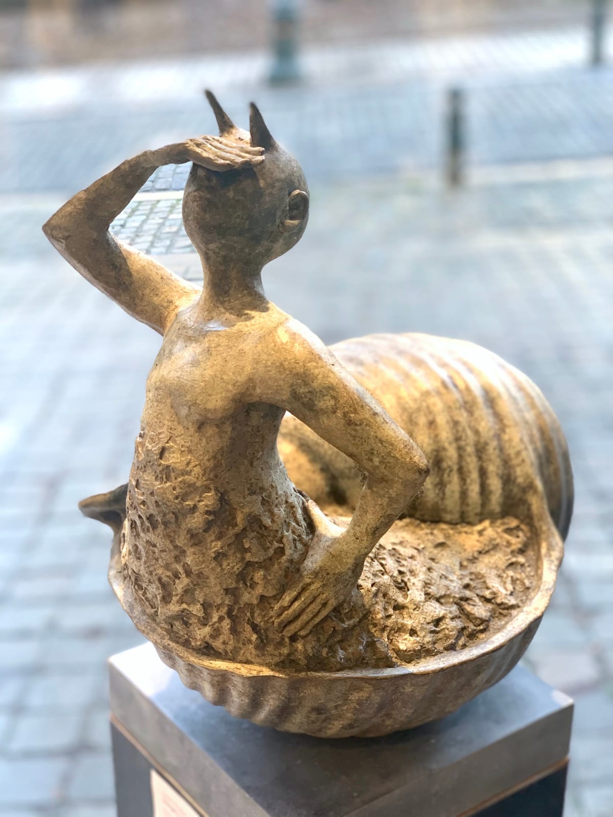 Slak lieven d'haese hedendaagse bronzen sculptuur slak sculptuur dier sculptuur kind sculptuur kindertijd vliegende sculptuur tuin sculptuur tuin kunst design Art Yi kunstgalerie in brussel