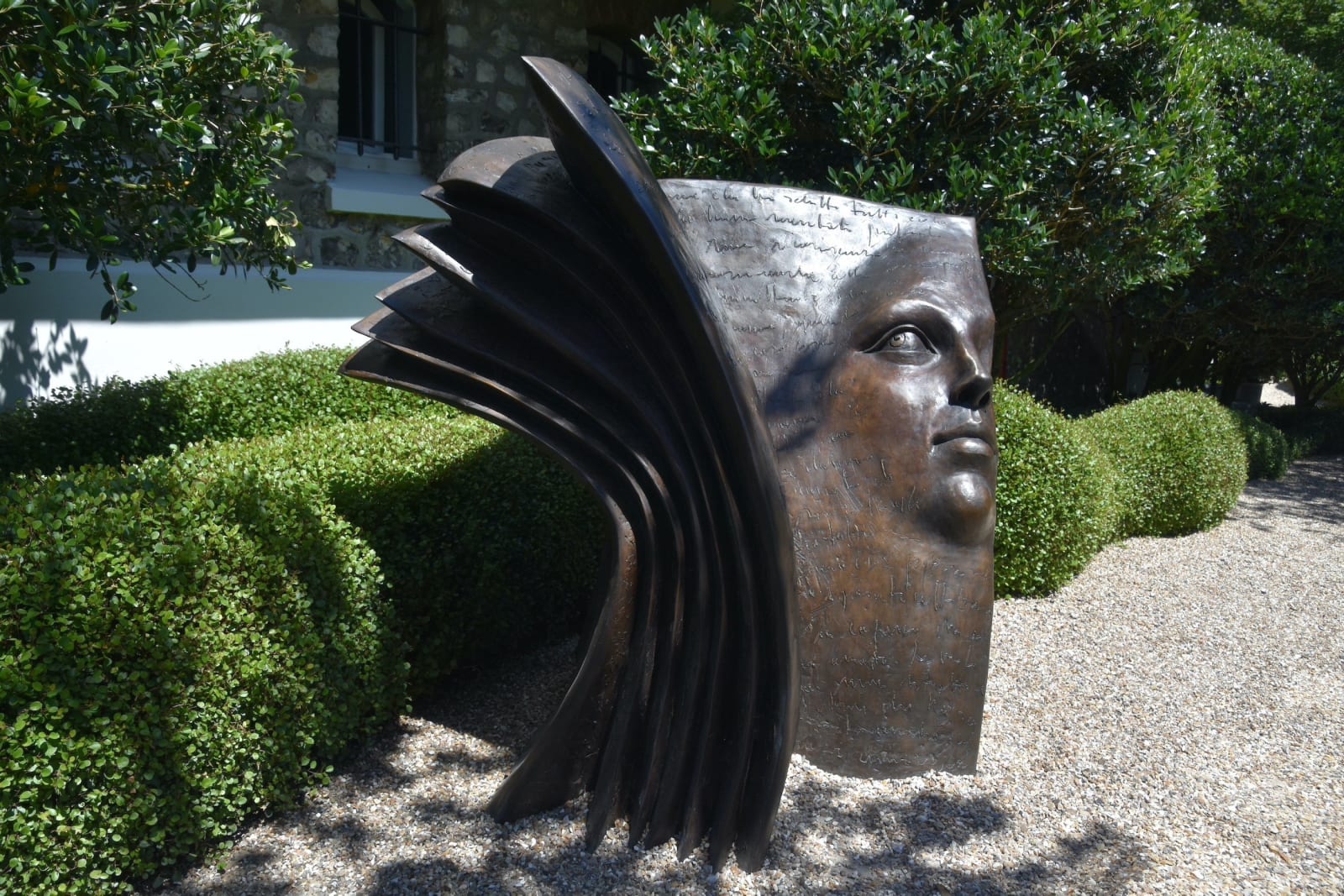vooruitkijken hedendaagse bronzen sculptuur gezicht sculptuur boek sculptuur paola grizi italiaanse sculptuur tuin sculptuur kunst yi brusselse kunstgalerij