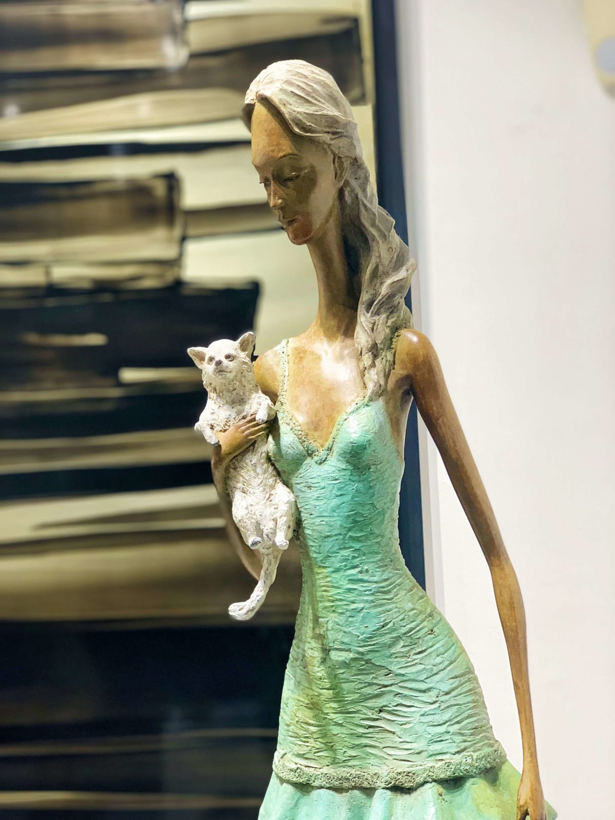 hollywood boulevard hedwige leroux een mooi en fijn eigentijds stadsmeisje vrouw bronzen sculptuur met een hondje in haar arm lopend op straat