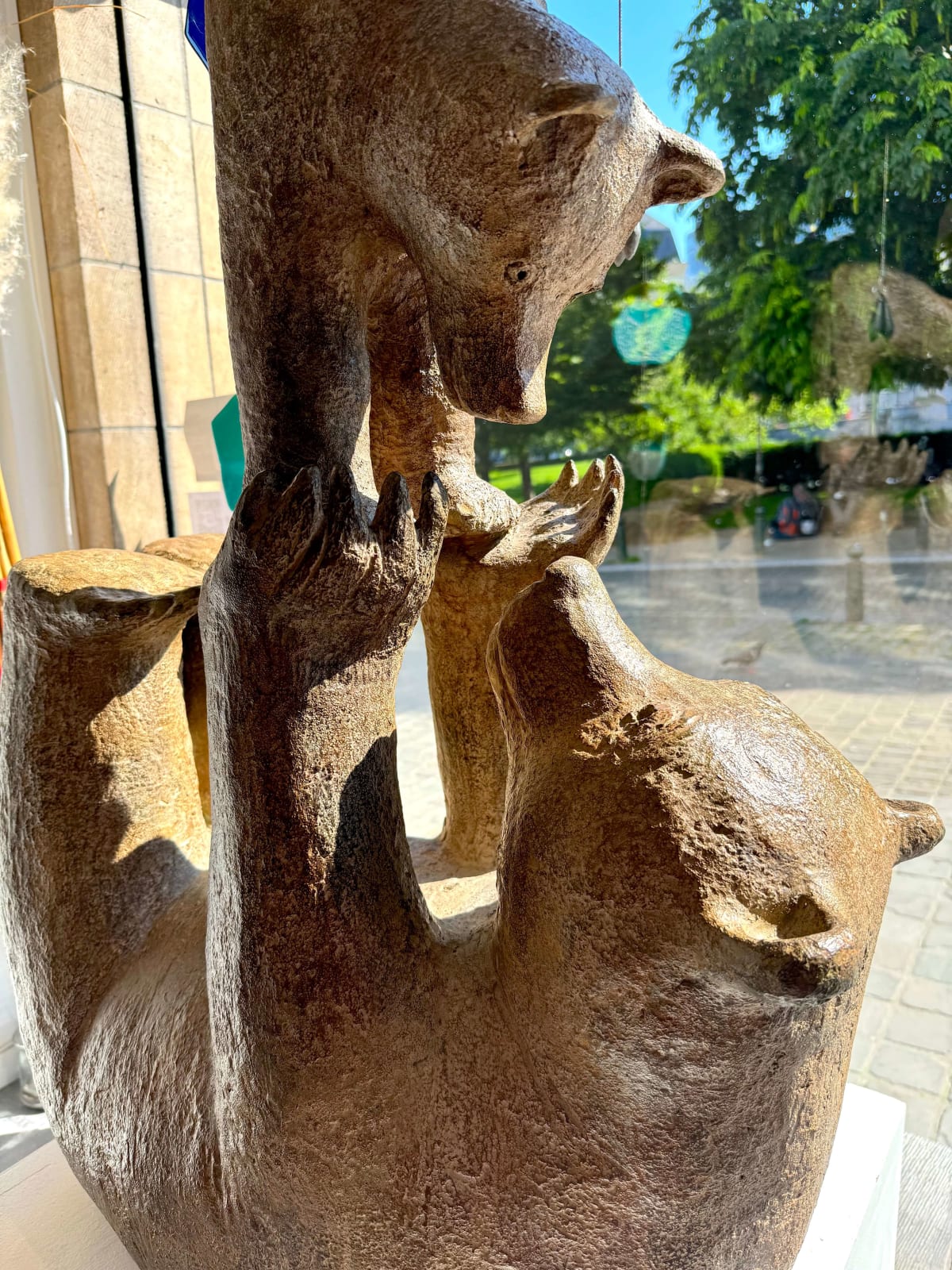 big bear and his cub monumental beart sculpture bear collection garden sculpture contemporary bronze animal sculpture sophie verger art yi art gallery brussels