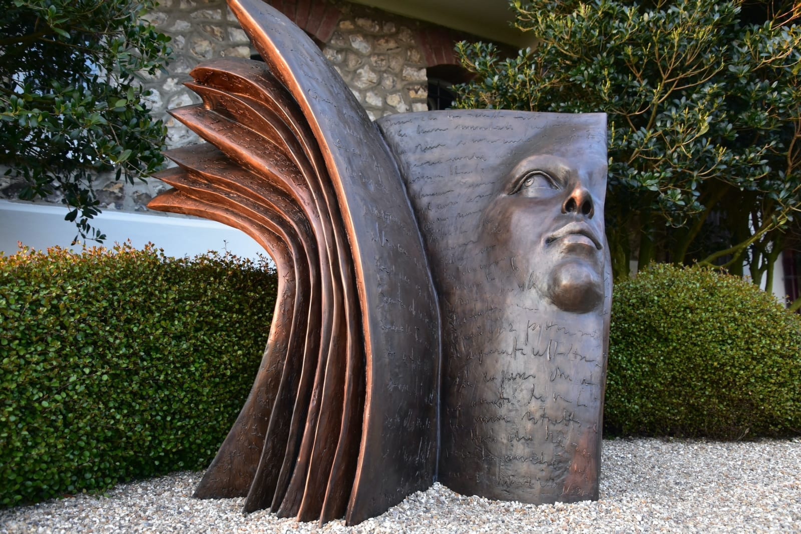 looking ahead contemporary bronze sculpture face sculpture book sculpture paola grizi italian sculpture garden sculpture art yi brussels art gallery