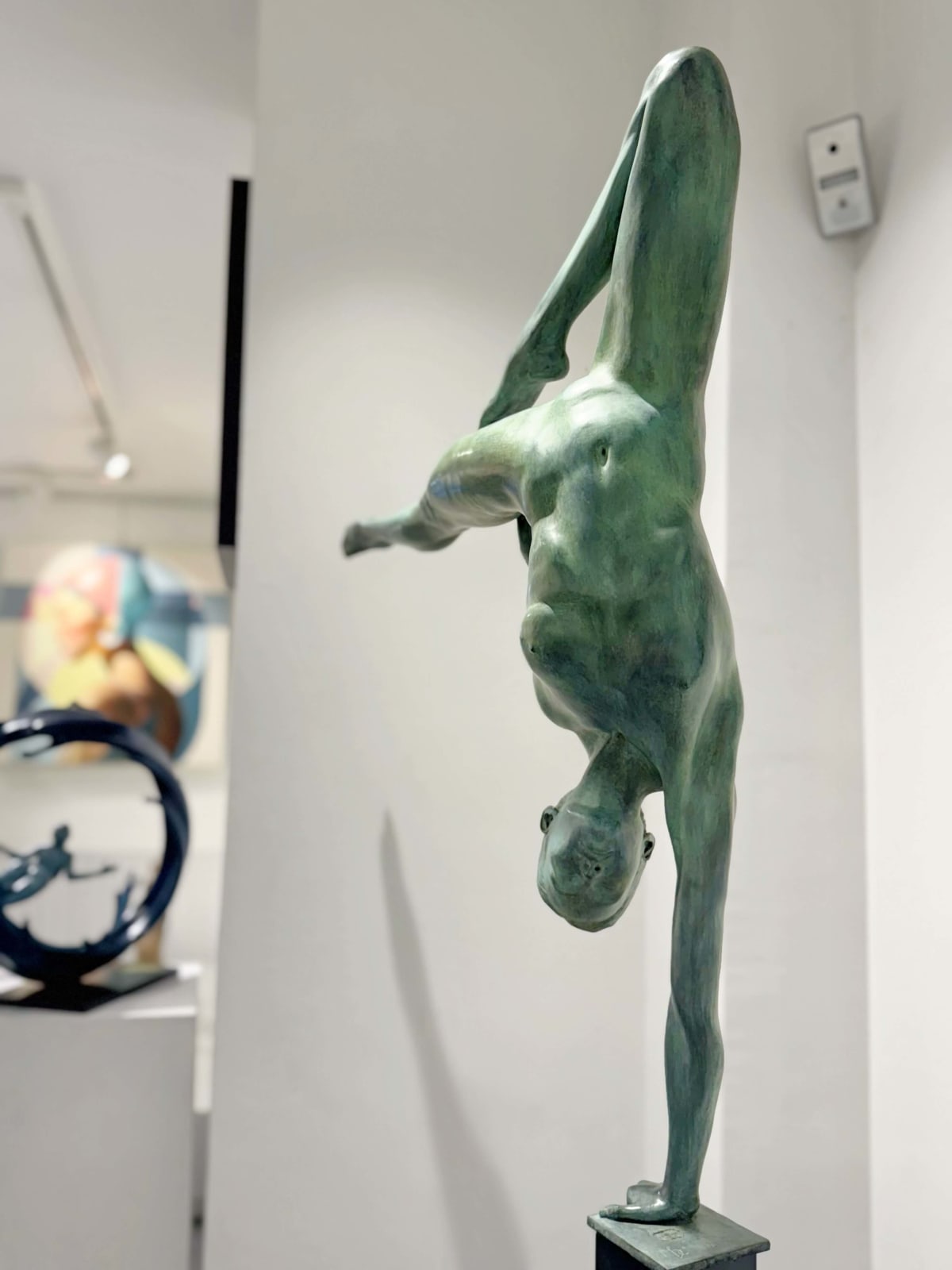 Freie Seinsweisen Marc de Corte Skulptur einer tanzenden Frau Skulptur eines Mädchens Skulptur eines tanzenden Paares Skulptur eines nackten Menschen Gartenskulptur Bronzeskulptur zeitgenössische Skulptur Art Yi-Galerie Brüsseler Kunstgalerie