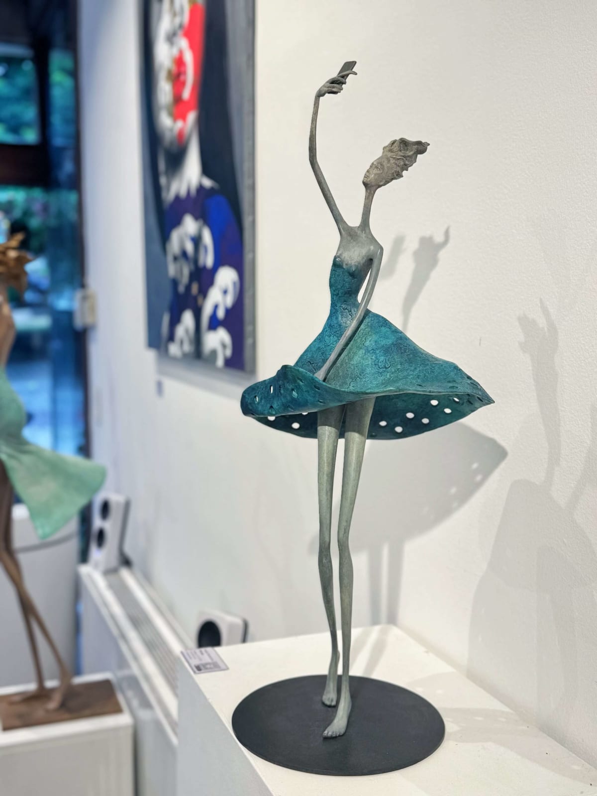 exposition d'art hedwige leroux belle et belle femme de ville contemporaine sculpture en bronze avec téléphone intelligent et rêve galerie d'art bruxelles sculpture au jardin