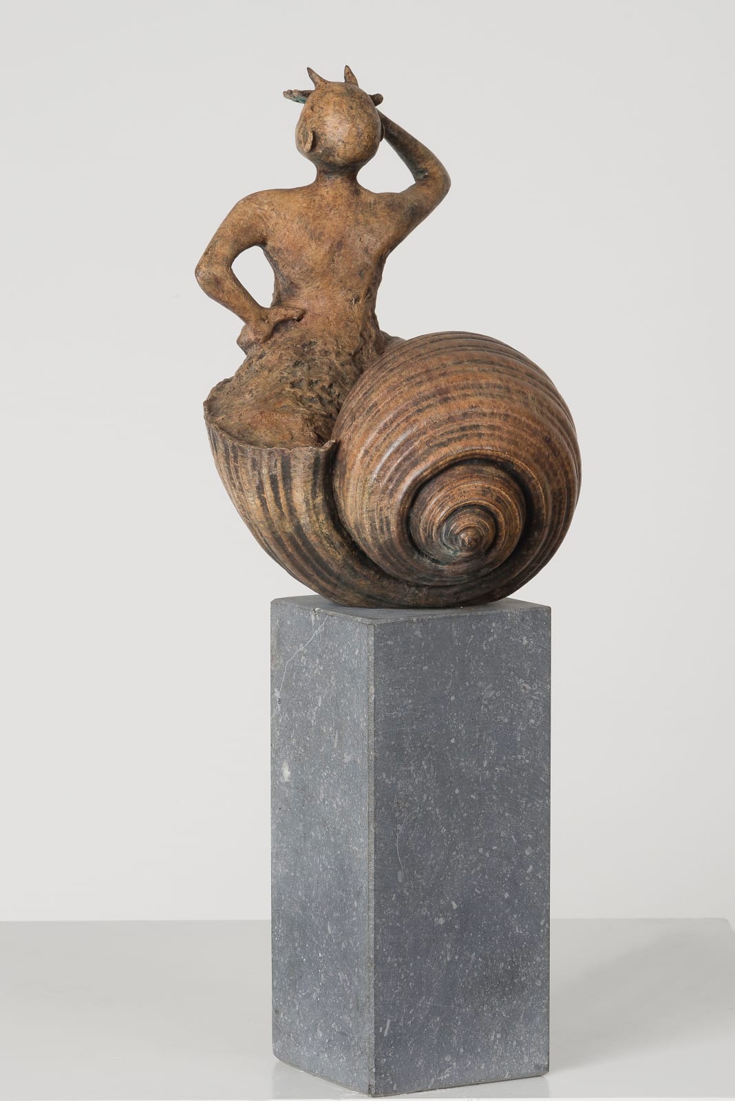 Slak lieven d'haese hedendaagse bronzen sculptuur slak sculptuur dier sculptuur kind sculptuur kindertijd vliegende sculptuur Art Yi kunstgalerie in brussel