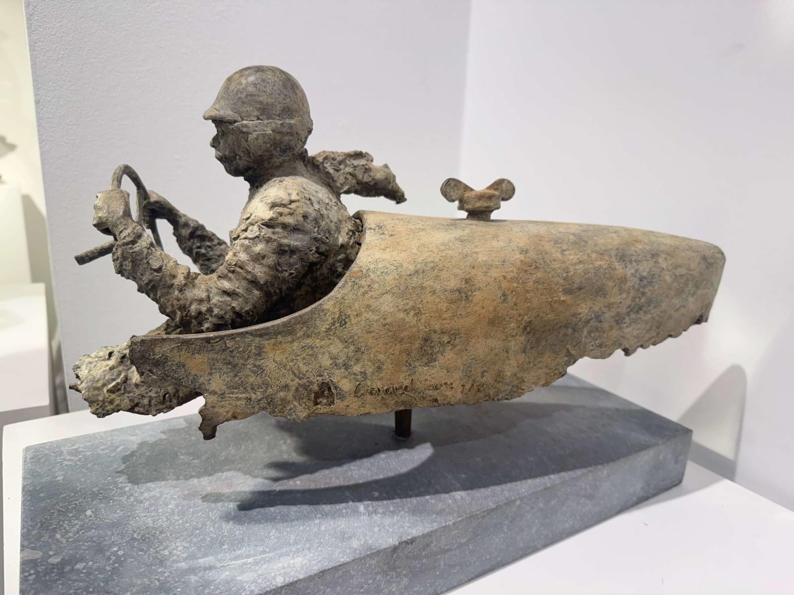 meester van de snelheid racewagen sculptuur van Lieven D'Haese een jongen bestuurt een racewagen hedendaagse sculptuur bronzen sculptuur Art Yi Gallery Brusselse kunstgalerie