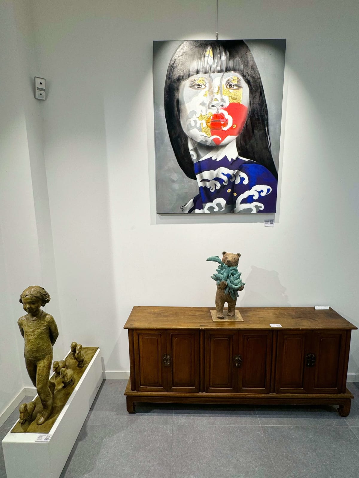 De golf van Hokusai acryl schilderij japanse kunst schilderij met bladgoud frankrijk courpotin vrouw schminken met mooie japanse vrouw in kimono kunst yi brusselse kunstgalerij
