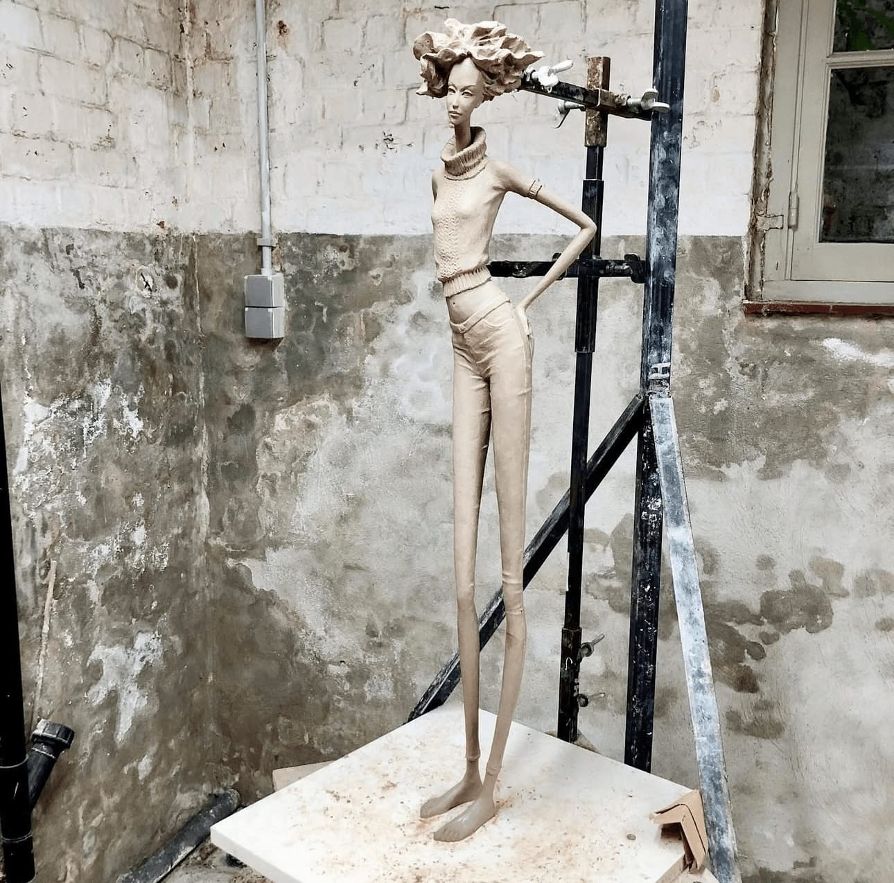 pourquoi pas femme sculpture sculpture figurative art contemporain Hedwige Leroux sculpture d'une citadine en jean Galerie Art Yi Galerie d'art de Bruxelles