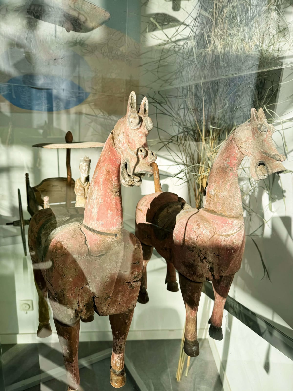Antiquités chinoises cheval dragon de la dynastie Han et charrette à cheval en bois Galerie Art Yi Galerie d'art de Bruxelles