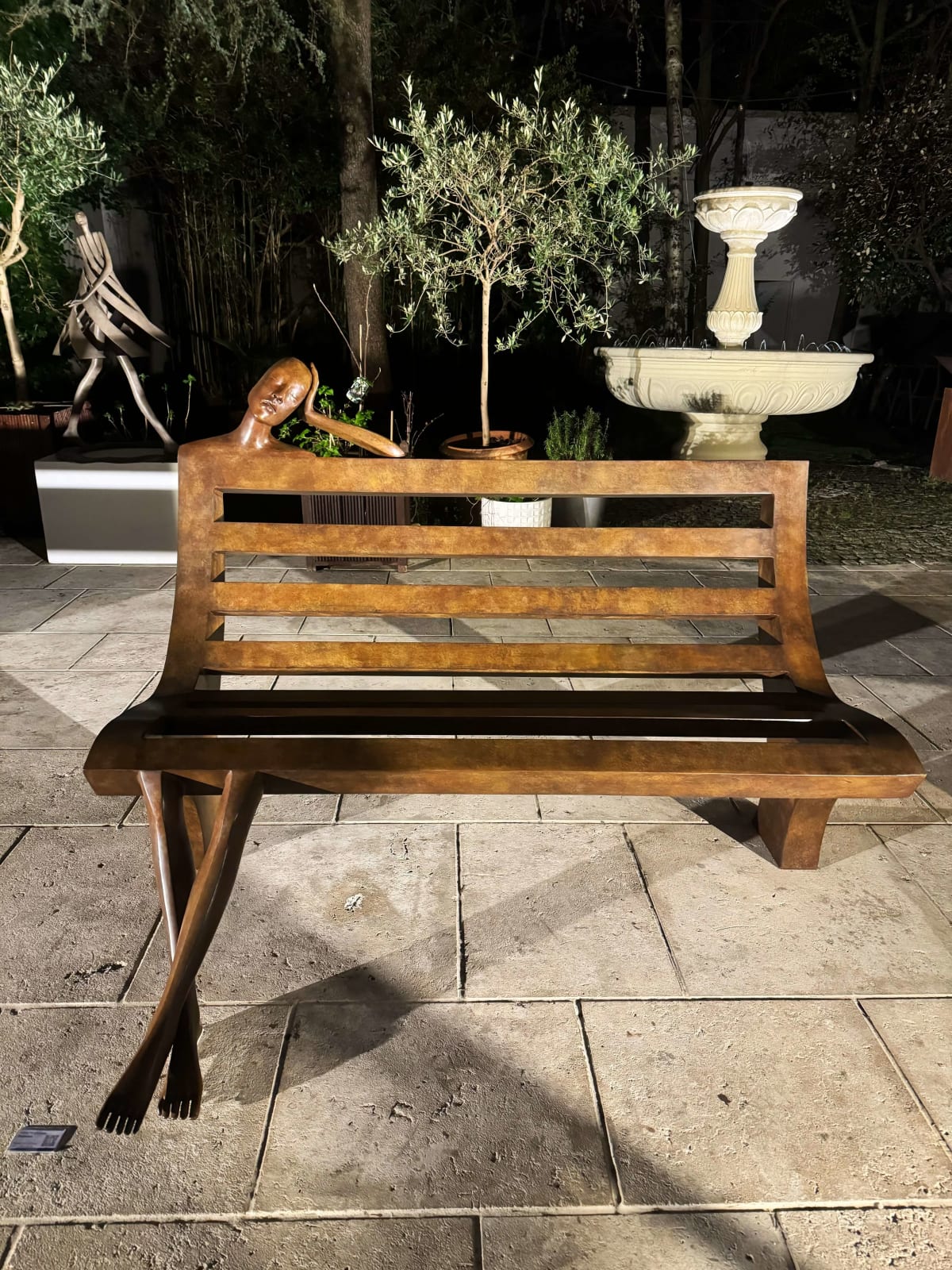 Sculpture de banc Daydream Isabel Miramontes sculpture monumentale en bronze pour sculpture de jardin design de jardin art de jardin design extérieur à l'hôtel Barsey de Warwick à Bruxelles Galerie Art Yi Galerie d'art de Bruxelles